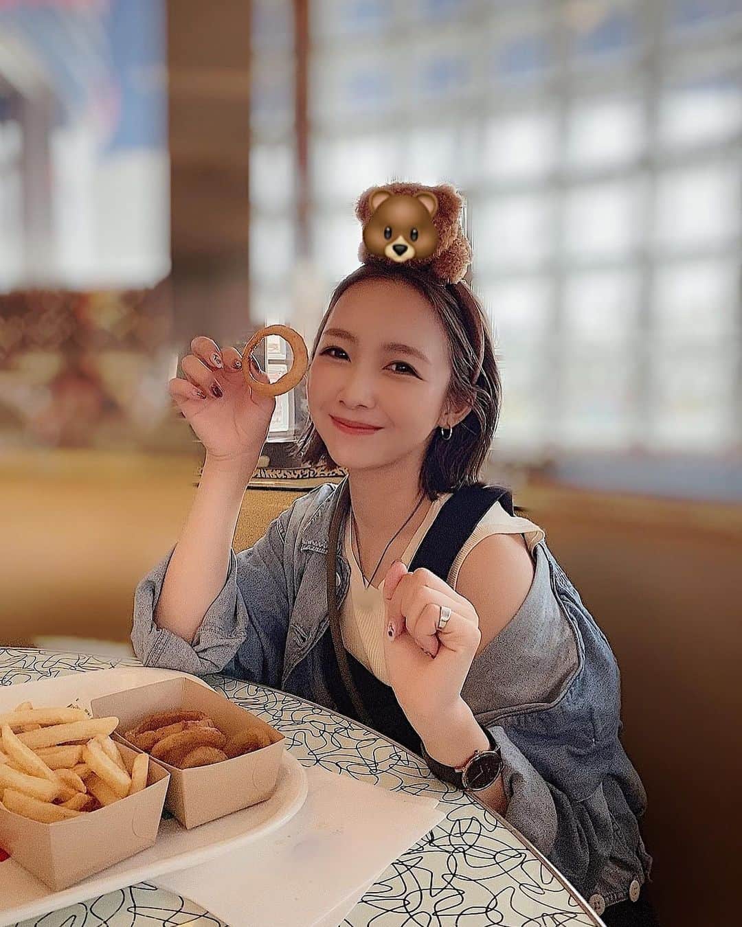 MIYUのインスタグラム：「今日は🐼ではなく🐻です〜♩﻿ ﻿ ﻿ ﻿ ﻿ 載せようと思っていた写真。﻿ 載せ忘れてたので今更…😉﻿ (季節外れの格好でごめんなさい😂笑)﻿ ﻿ ﻿ ﻿ ﻿ たま〜にジャンクフードって﻿ 食べたくなりませんか？？🍔🍟﻿ 皆さまは好きかな〜〜？？﻿ ﻿ ﻿ でも最近は全然食べてないので﻿ また食べたい欲がきそう〜〜🥸♡﻿ ﻿ ﻿ ﻿ ﻿ あ、3枚目はこの付け方したら﻿ おでこが暖かかったので……(笑)﻿ ﻿ ﻿ ﻿ ﻿ ﻿ ⋆٭⋆⚾︎- - - - - - - - - - - - - - - - -⚾︎⋆٭⋆﻿ ﻿ ﻿ ﻿ ﻿ ﻿ 今日は2月9日なので﻿ 「肉の日」ですよ〜🍖✨﻿ ﻿ ﻿ ﻿ 私のお家の夜ご飯は﻿ お肉です〜〜♡﻿ ﻿ ﻿ ﻿ 皆様もしっかり食べて﻿ 明日からも頑張りましょうね🥰﻿ ﻿ ﻿ ﻿ ﻿ ﻿ ﻿ #オリックス #Bs2021 #BsGirls #オリ姫﻿ #野球 #プロ野球 #オリックスバファローズ ﻿ #野球女子　#野球好き　#京セラドーム大阪﻿ #オリックス女子 #インスタ野球女子 ﻿ #ヘアアレンジ #簡単ヘアアレンジ #ウルフカット﻿ #テーマパーク #アメリカン #肉の日﻿ #좋아요　#팔로우　#패션　#메이크﻿ #baseball #ORIX #Buffaloes #osaka﻿ #MIYU #miyu_337  #🐼」