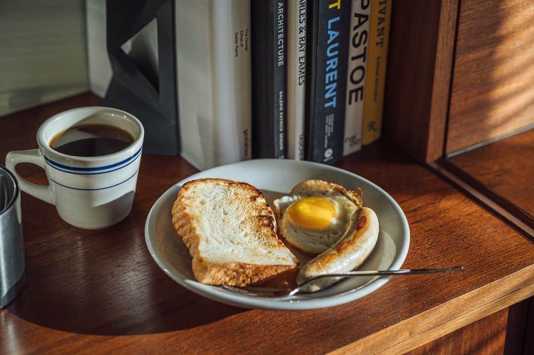 Nanaのインスタグラム：「朝の光が綺麗だったので咄嗟にカメラを構えて。日常のスナップ。  ところで、ストーリーに上げたけど、 @wearexico で2019年に開催したテーブルフォトデザインセミナーが動画化しました。 参加できなかったという皆さま、是非見ていただけたら嬉しいです。 詳細はストーリーのリンクから。 テーブルフォトはセンスで撮るものではない。本当にセンスが必要なのはスタイリングの部分くらいじゃないかなぁ。でも、それも法則があると思っている。 どちらかというと、捉え方や考え方の方が大事だと思う。この動画が、誰かの役に立ちますように✨  ここにもリンク貼っておきます☞ https://xicomart.com/products/table-photo-design」