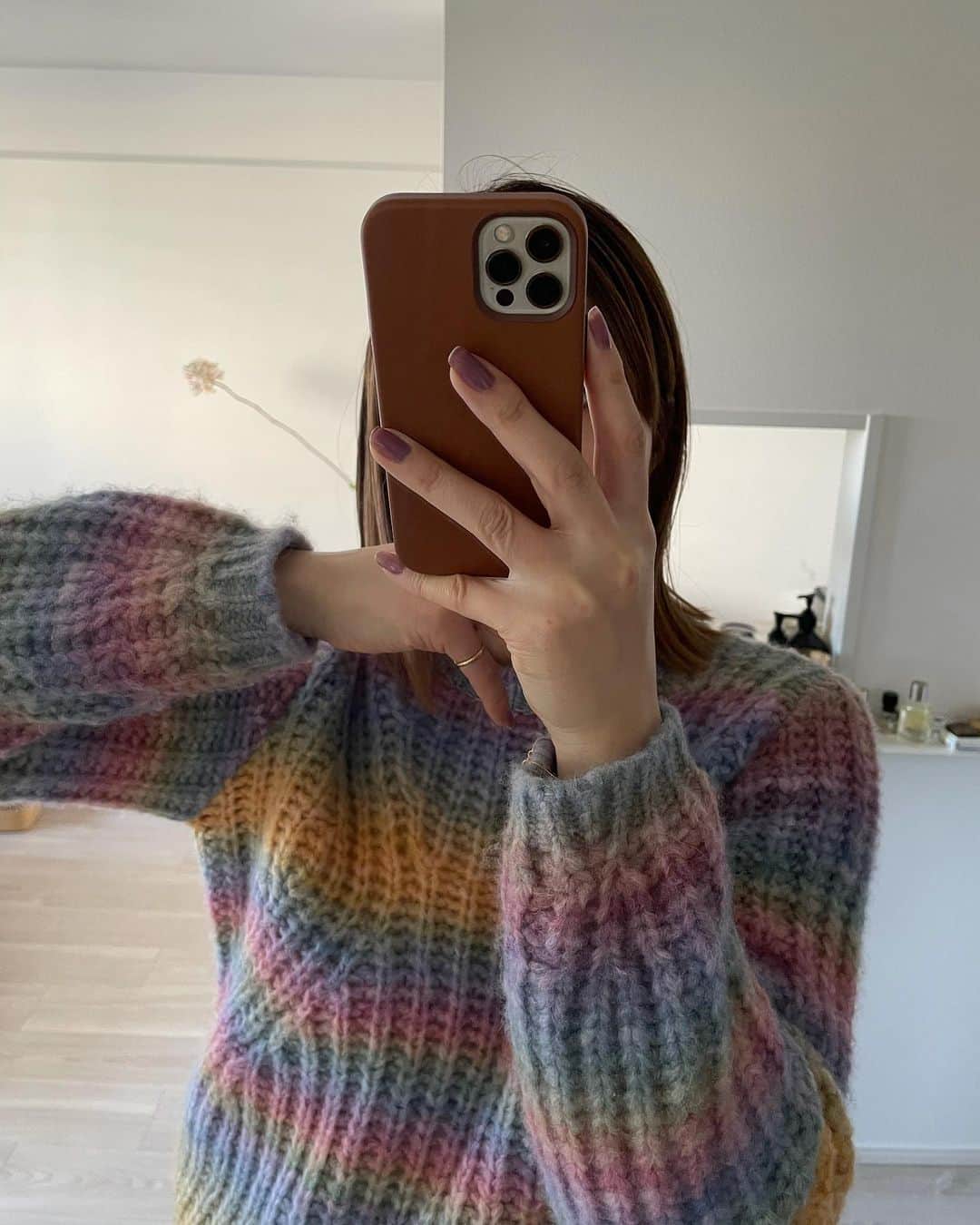 まつだみらいのインスタグラム：「最近の🌈  vintage の気分が高まっている。  ハンドがserene  フットがcashmere  です✨」