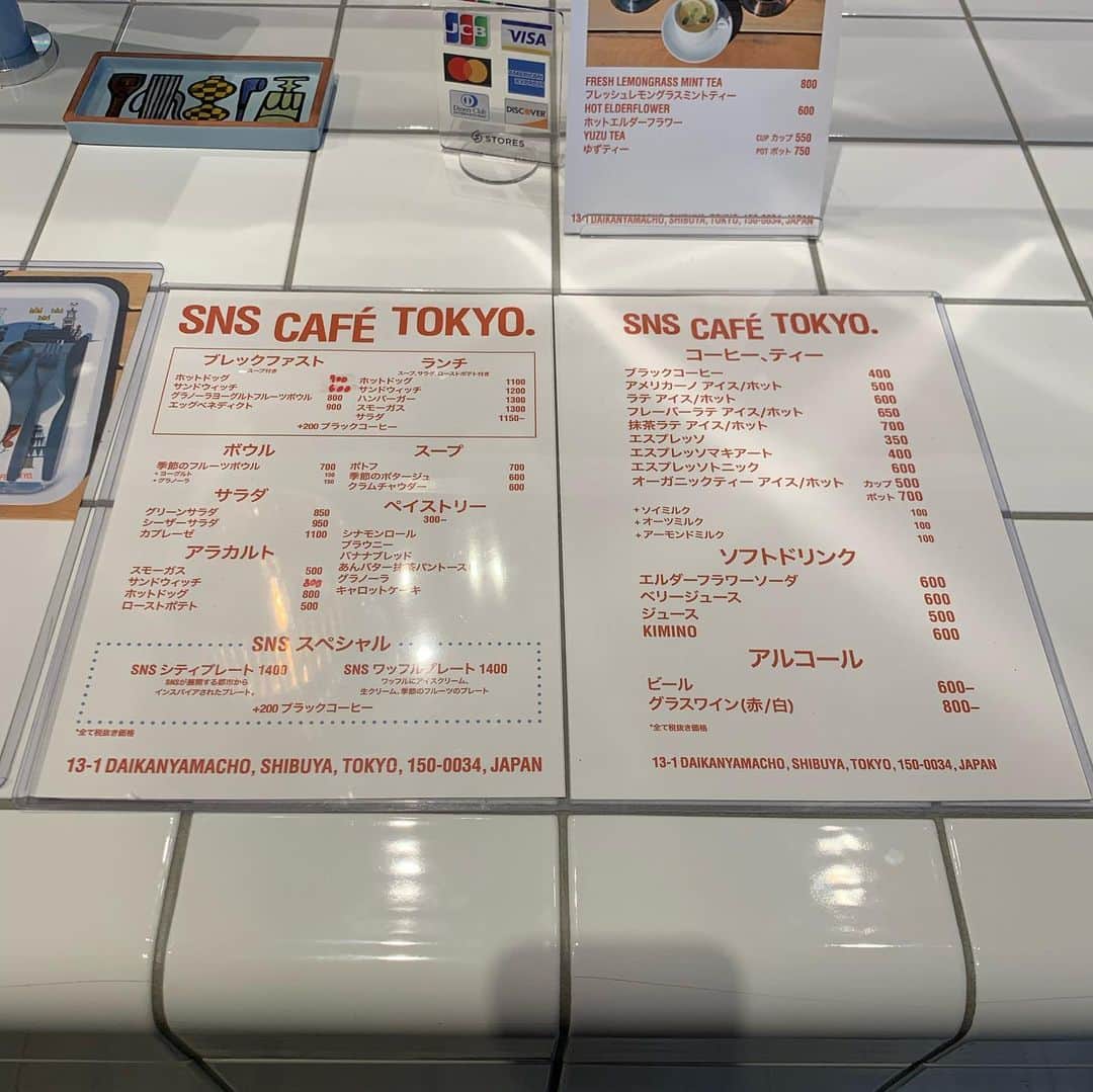 Aiさんのインスタグラム写真 - (AiInstagram)「﻿ 【 SNS CAFÉ TOKYO 】﻿ ﻿ 昨年11月にオープンした、スウェーデン発の﻿ スニーカーセレクトショップ“ SNS “が運営するカフェに行ってきました☕️🇸🇪﻿ ﻿ 店内はスウェーデンから取り寄せたポップで﻿ 可愛い内装でときめきます♡꒰ ¨̮͚ ꒱♩♩◦．﻿ ﻿ ﻿ 食事は﻿ @camelback_tokyo が監修 ✧*﻿ SNSの店舗がある都市の味を楽しむことが出来ますよ☺︎☕︎﻿ ﻿ ■ストロベリータルト／750円﻿ ※季節限定﻿ ﻿ SNS CAFÉのタルトは﻿ ダマンドが厚めのタルト生地🥧﻿ 旬の苺とカスタードもたっぷりでとても贅沢でした⸜(๑’ᵕ’๑)⸝ ✧*﻿ ﻿ ﻿ また、スニーカーショップはカフェとは違い﻿ 日本の伝統を感じさせる演出がされていて、﻿ 面白いのでぜひ覗いてみて欲しいです！🇯🇵﻿ ﻿ ﻿ ୨୧･･･････････････････････････････୨୧﻿ ﻿ SNS CAFÉ TOKYO﻿ ﻿ 住所：渋谷区代官山町13-1 ログロード代官山﻿ 電話：03-6868-8802﻿ 営業時間：8:00-18:00﻿ 電源・Wi-Fiあり／ペット店内可﻿ ﻿ ﻿ ୨୧･･･････････････････････････････୨୧﻿ ﻿ ﻿ #代官山カフェ #代官山ランチ #代官山 #代官山グルメ #snscafetokyo #SNScafe #ログロード代官山 #いちごタルト #いちごスイーツ #東京カフェ #東京グルメ #東京ランチ #東京カフェ巡り #東京カフェ部 #カフェ巡り #カフェスタグラム #カフェ #スイーツ #cafestagram  #甘党  #カフェ好きな人と繋がりたい #カフェ好き #下午茶  #インスタ探検隊 #カフェ活 #teatime #tokyocafe #cafestagram﻿」2月9日 18時32分 - ai_mahalo
