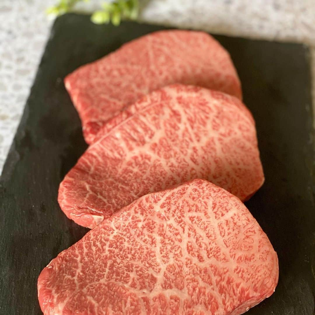 イトウジュン（タイ料理研究家）さんのインスタグラム写真 - (イトウジュン（タイ料理研究家）Instagram)「山形牛のお仕事が入りました🤤✨ 山形牛は昼夜の寒暖差で肉質が良いらしいです🥩  脂肪の融点が低く血中コレステロールの低下作用があり、なんと不飽和脂肪酸の割合が高い✨😋🥩 健康気にしてる方にもぴったりです✨  またレシピができたらお知らせします😊  #山形牛 #もも肉 #とろける  #ステーキ #和牛 #和牛ステーキ  #レシピ開発 #料理研究家 #タイ料理研究家 #霜降り #肉  #肉好き #肉食 #赤身肉  #肉料理  #タイ料理  #イトウジュン　 #junsjuicykitchen #食べるほどに美しく  #オレイン酸  #血中コレステロール  #健康ごはん  #不飽和脂肪酸」2月9日 18時44分 - junito.13