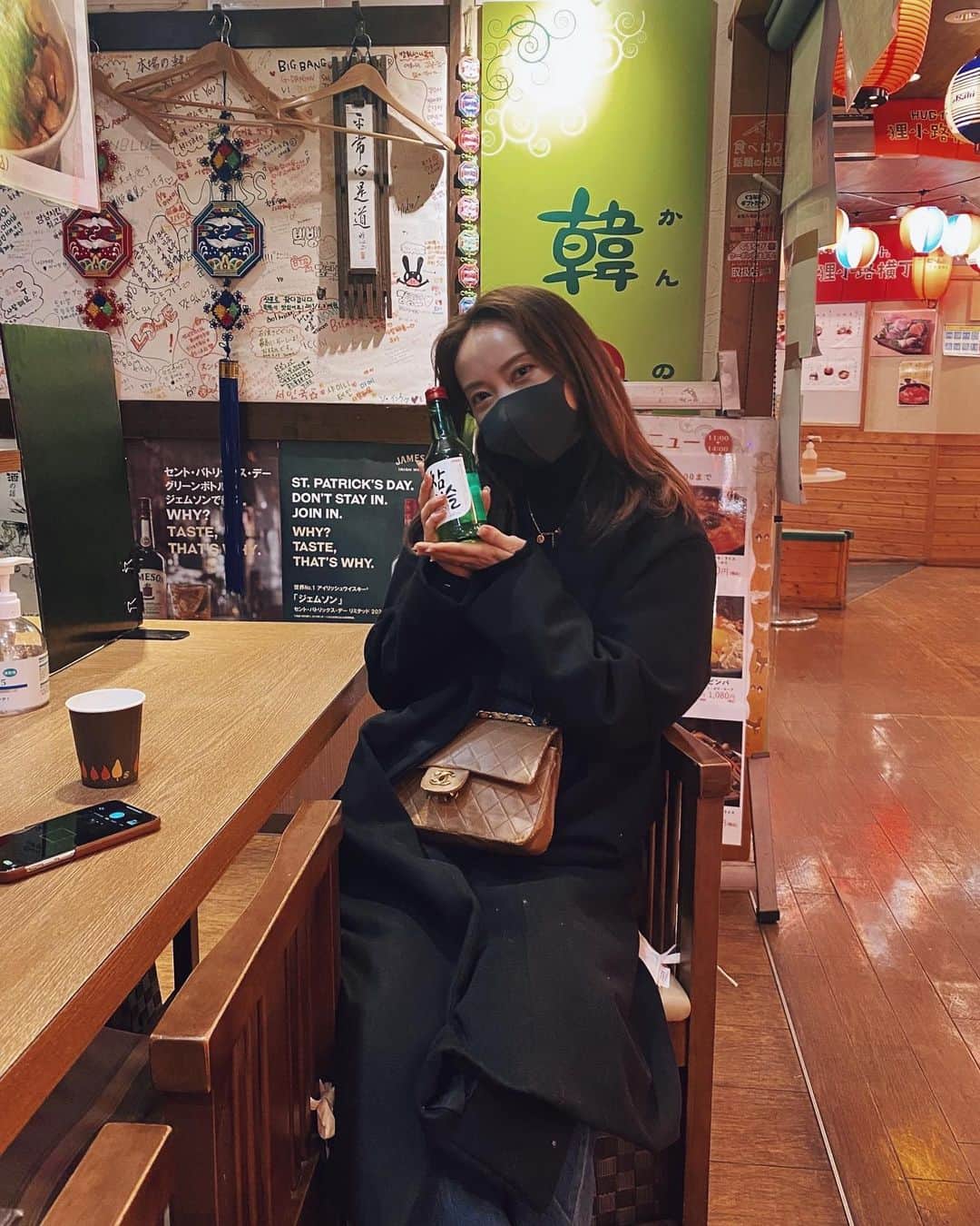 rats1316のインスタグラム：「・ チャミスルはいかが🍶 ・ ・ ・ 夜感半端ないですが、お昼です☀️  このコート2300円🧥 @grl_official  ・ ・ ・ #韓国#韓国女子#🇰🇷#札幌#北海道#北海道ママ#札幌ママ#チャミスル#札幌グルメ#韓の香#ママコーデ#プチプラコーデ」