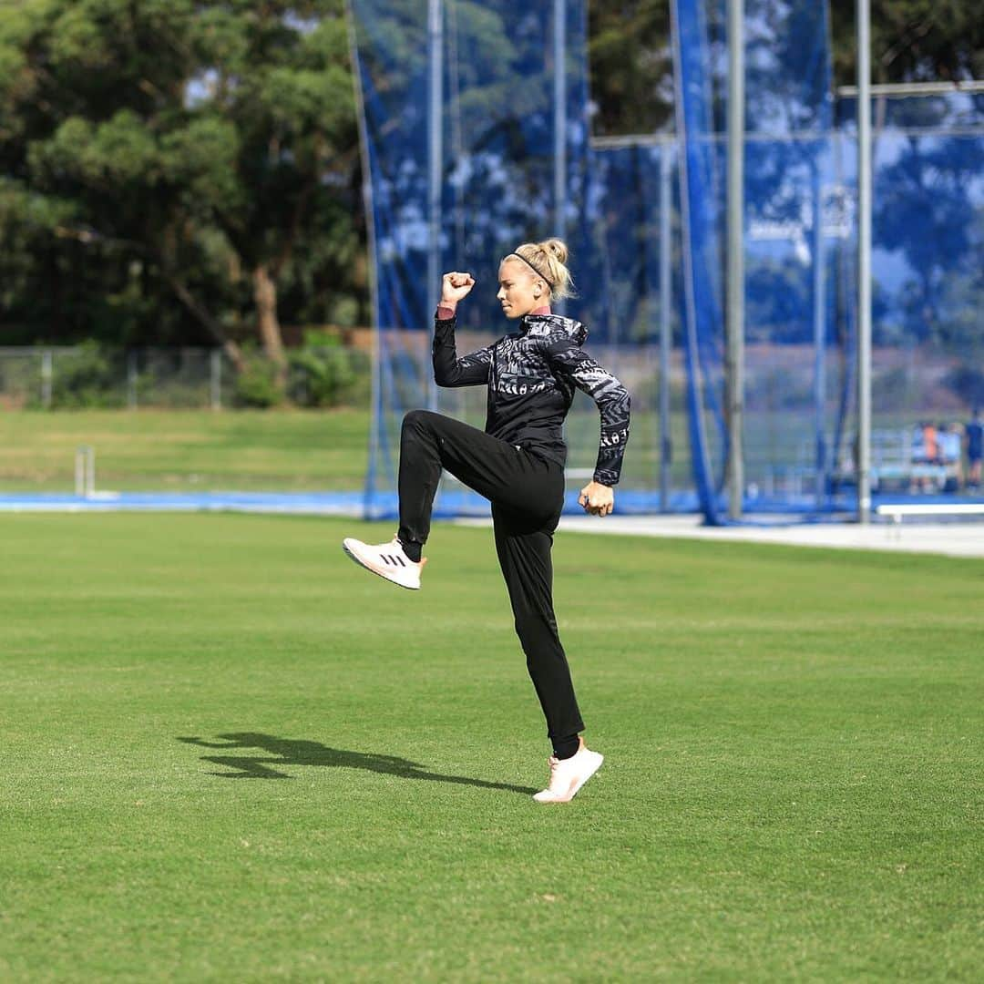 エレナー・パターソンさんのインスタグラム写真 - (エレナー・パターソンInstagram)「Oh so refreshed after 2 days at home; back to cutting shapes at training..much concentration is required 😂🤨😈」2月9日 18時43分 - eleanorpatterson