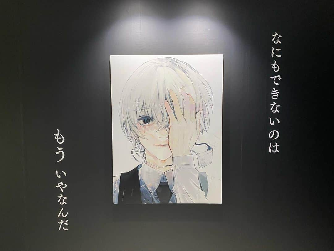 とまんのインスタグラム：「. ずっと楽しみにしていた #石田スイ展 にいって参りました。  スイ先生の世界はひとつの描写で正反対の世界を感じる 『生』と『死』。『幸』と『不幸』。 『男』と『女』。『強さ』と『弱さ』。 『寂しい』と『賑やか』。  正反対のものなのにどれも共通して美しさがあって引き込まれる  入ってすぐのスクリーンに映し出される映像が 懐かしさと美しさの他に、金木くんの辛かった時期が フラッシュバックして胸が痛かったです  できることならばこの東京喰種の世界に住みたい 儚くも美しい作品  スイ先生と同じ時代に生きていれるだけで幸せです。  #ジャックジャンヌは体験版もありますが #3月の発売を楽しみに我慢して待つのです」