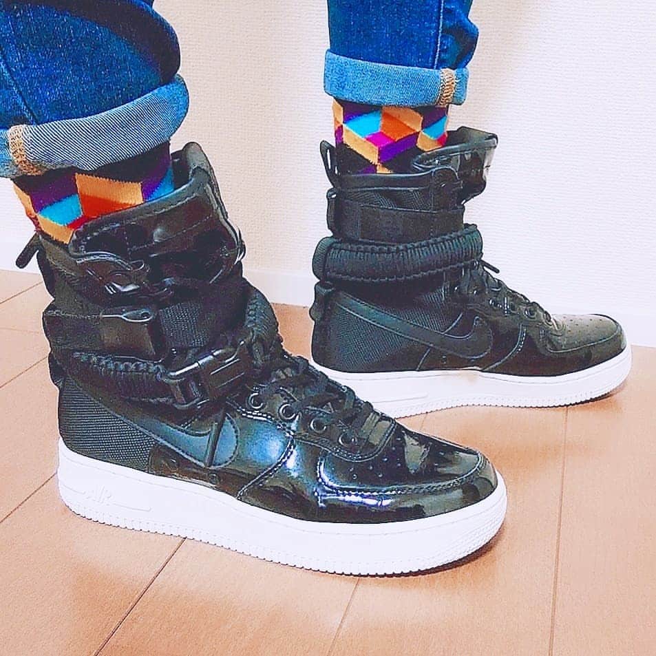 清水優美のインスタグラム：「🌈  午後から雨が降るかも〜… な日にも活躍😘🥀  スペシャルフィールド👟  着脱には時間かかるけど、 お気に入り😁♡  　  #airforce1specialfield #nike  #エアフォース1」