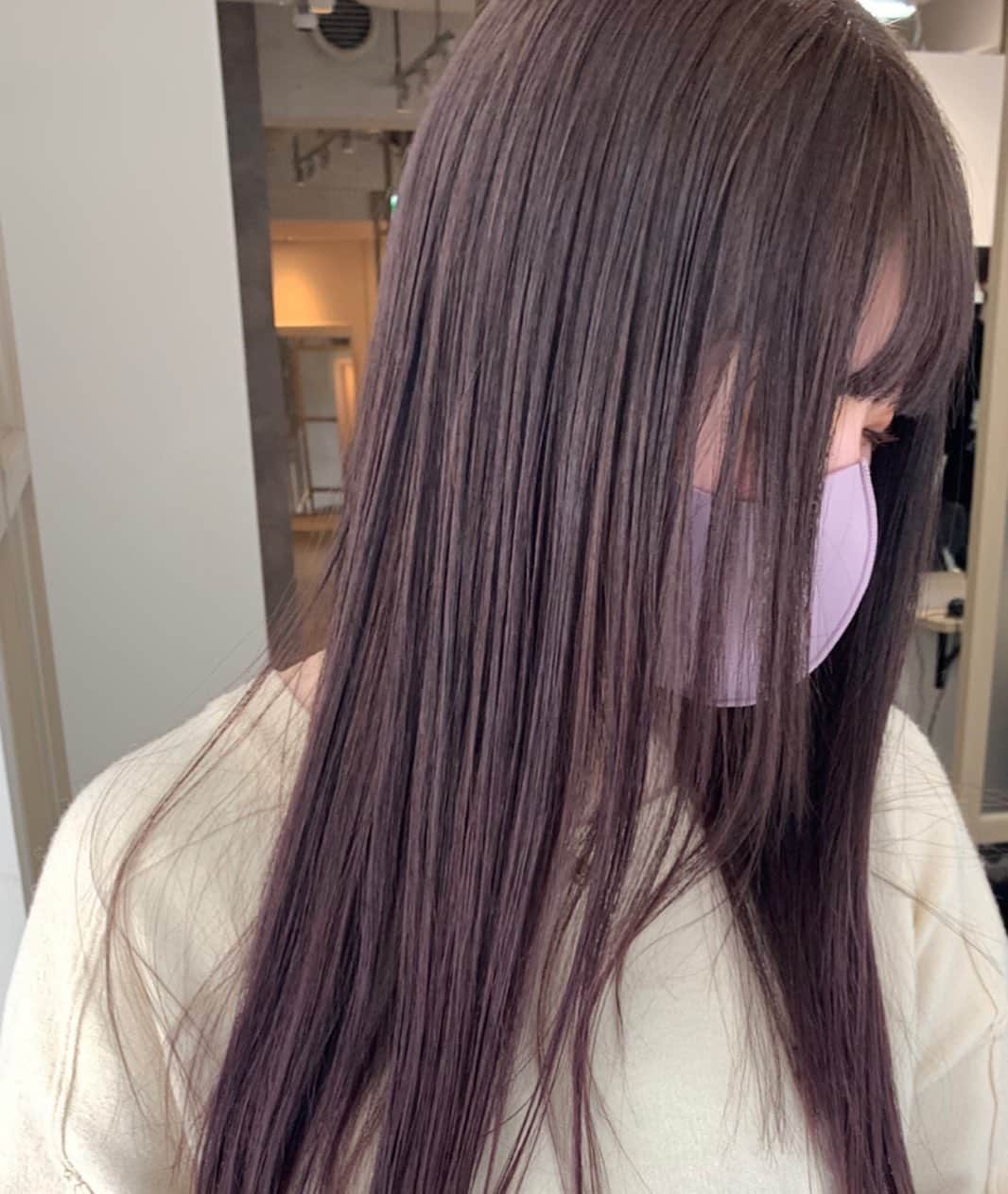 のインスタグラム：「グレーからラベンダーのナチュラルグラデーション🩰 プレミアムケアカラーとプレミアムトリートメントでいつもツヤツヤ💖  カット+ブリーチ+カラー ¥23800 カット+ケアカラー+トリートメント ¥20500  #nakanishi_color#お洒落モテヘア#ロングヘア#ブリーチカラー#ハイライトカラー#切りっぱなしヘア#透けるグレー#東京#東京美容室#新宿#新宿美容室」