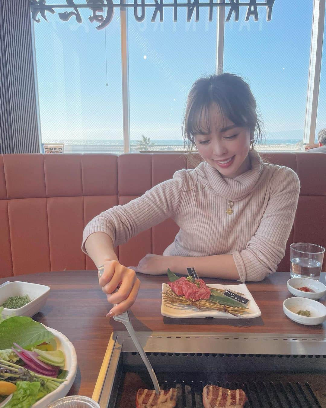 板橋瑠美さんのインスタグラム写真 - (板橋瑠美Instagram)「本日は肉の日🥩﻿ ﻿ ﻿ 昔から焼肉が大好きです♡﻿ ﻿ ﻿ ﻿ お肉ラヴァーな私ですが、美味しくて絶景が気持ちよくて﻿ 特にオススメのお店♡﻿ ﻿ 焼き肉ぽんが　江ノ島店﻿ @enoshima_ponga  ﻿ ﻿ 絶景の海を見ながらのんびり食べられるのって幸せなんです😭﻿ ﻿ ﻿ 特に海が大好きだから♡﻿ ﻿ ﻿ なかなか焼肉✖️海を体験したことが無いですが、本当オススメです^ ^﻿ ﻿ ﻿ しかも、めちゃ美味しいので是非是非👍﻿ ﻿ ﻿ ﻿ ﻿ ﻿ ﻿ #肉の日#お肉大好き#肉食#焼肉ぽんが#江ノ島ぽんが#ネギタン#肉食女子」2月9日 18時52分 - rumi_official_0616