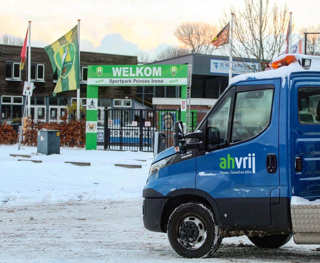 ADOデン・ハーグさんのインスタグラム写真 - (ADOデン・ハーグInstagram)「❄️🚜 ADO Den Haag bedankt AH Vrij voor het sneeuwvrij maken van de trainingslocatie én de goede samenwerking! 🤝」2月9日 18時46分 - adodenhaag