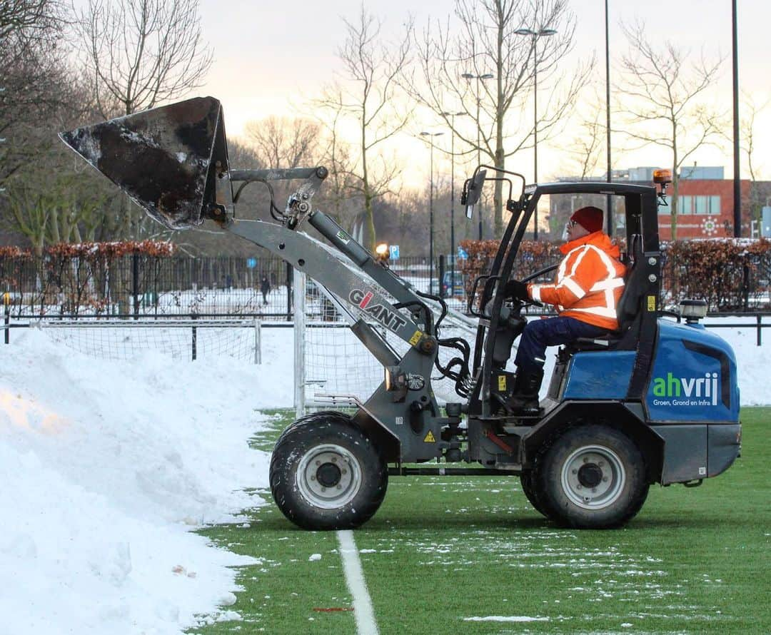 ADOデン・ハーグさんのインスタグラム写真 - (ADOデン・ハーグInstagram)「❄️🚜 ADO Den Haag bedankt AH Vrij voor het sneeuwvrij maken van de trainingslocatie én de goede samenwerking! 🤝」2月9日 18時46分 - adodenhaag