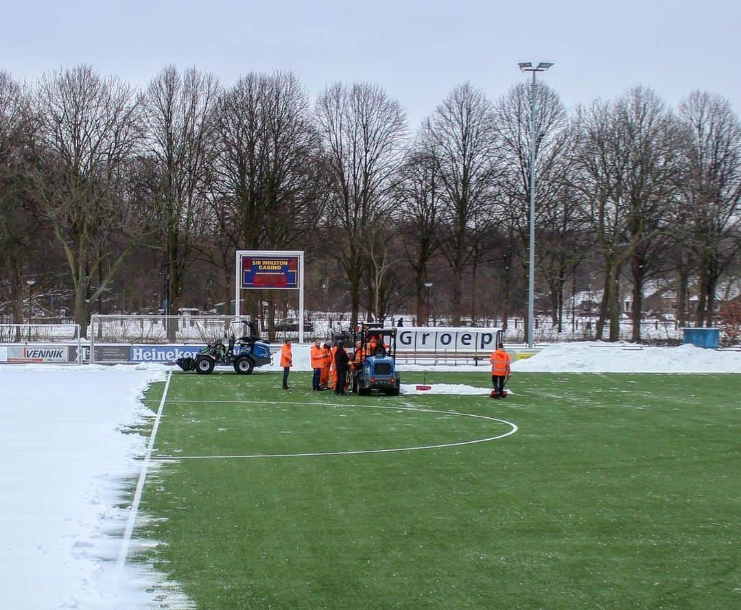 ADOデン・ハーグさんのインスタグラム写真 - (ADOデン・ハーグInstagram)「❄️🚜 ADO Den Haag bedankt AH Vrij voor het sneeuwvrij maken van de trainingslocatie én de goede samenwerking! 🤝」2月9日 18時46分 - adodenhaag