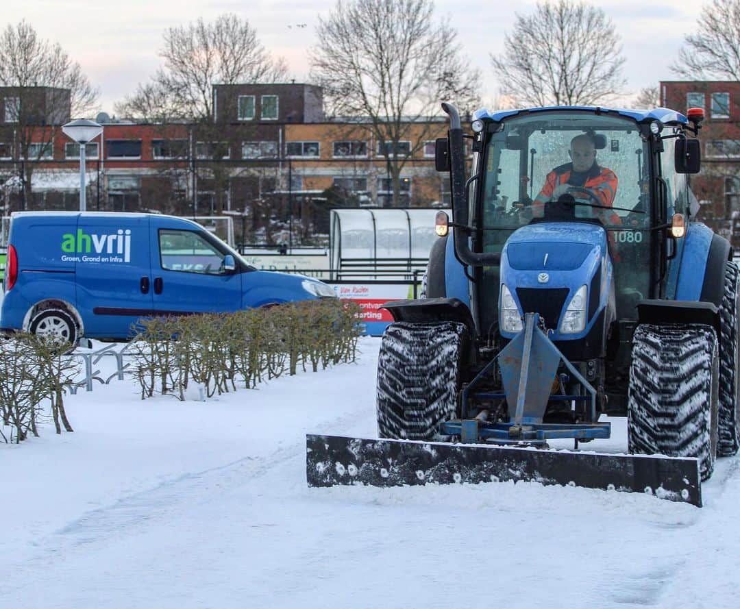 ADOデン・ハーグさんのインスタグラム写真 - (ADOデン・ハーグInstagram)「❄️🚜 ADO Den Haag bedankt AH Vrij voor het sneeuwvrij maken van de trainingslocatie én de goede samenwerking! 🤝」2月9日 18時46分 - adodenhaag