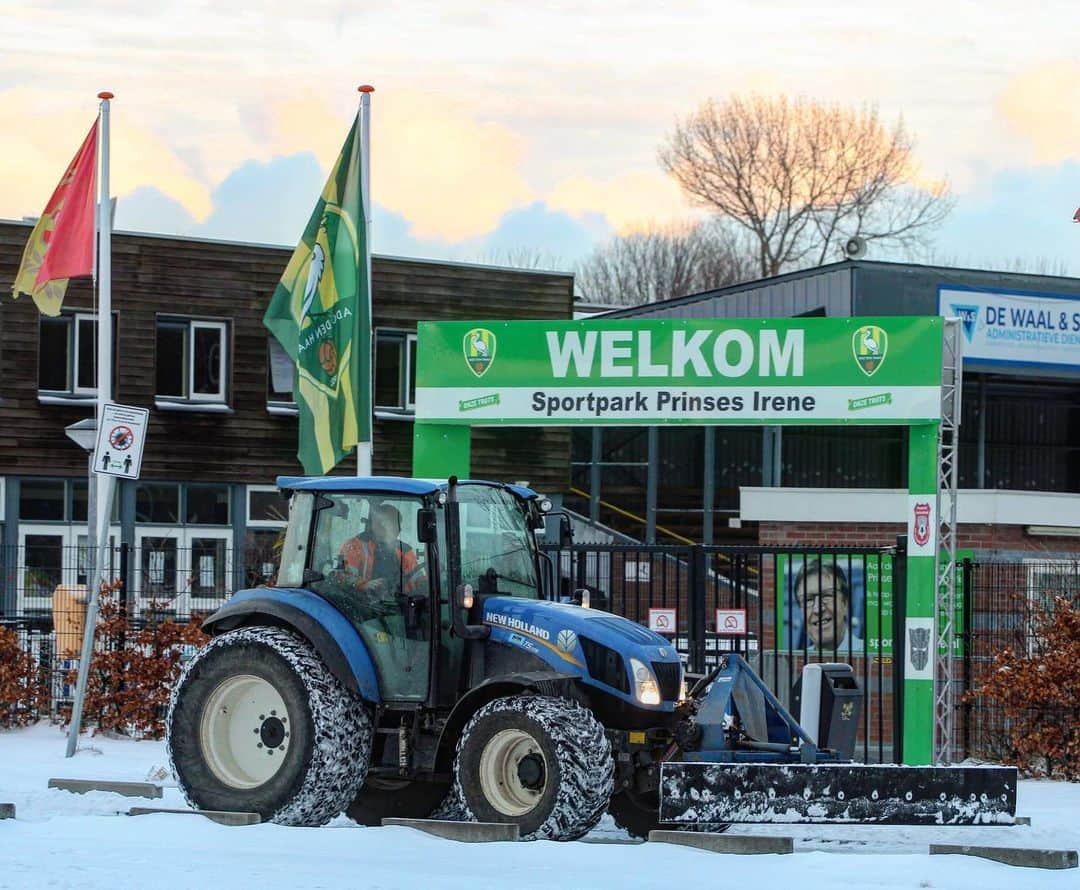 ADOデン・ハーグさんのインスタグラム写真 - (ADOデン・ハーグInstagram)「❄️🚜 ADO Den Haag bedankt AH Vrij voor het sneeuwvrij maken van de trainingslocatie én de goede samenwerking! 🤝」2月9日 18時46分 - adodenhaag