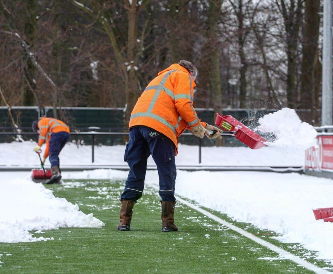 ADOデン・ハーグさんのインスタグラム写真 - (ADOデン・ハーグInstagram)「❄️🚜 ADO Den Haag bedankt AH Vrij voor het sneeuwvrij maken van de trainingslocatie én de goede samenwerking! 🤝」2月9日 18時46分 - adodenhaag