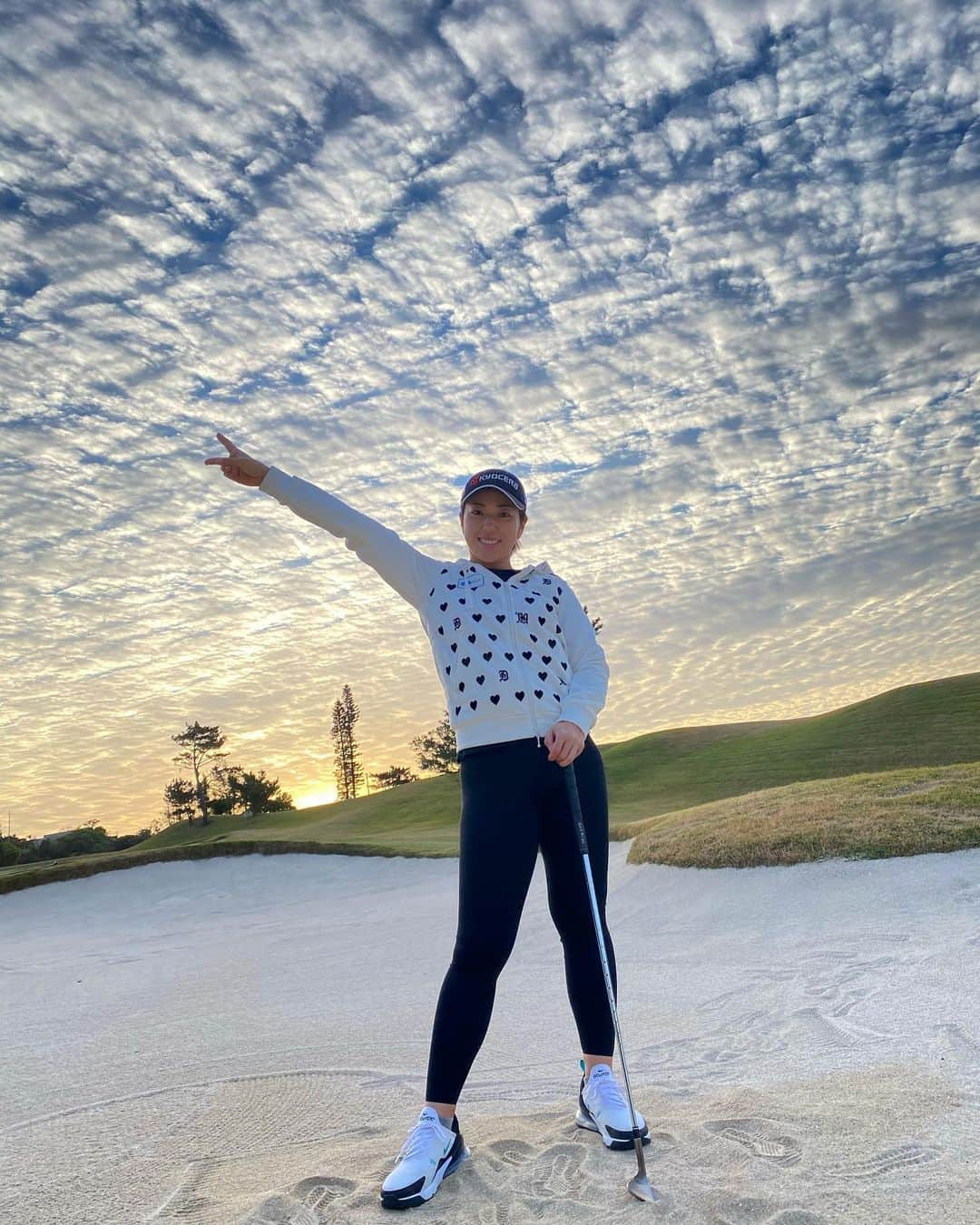 笠りつ子のインスタグラム：「☺︎❤️ 綺麗な空  朝日を浴びて💖💖」