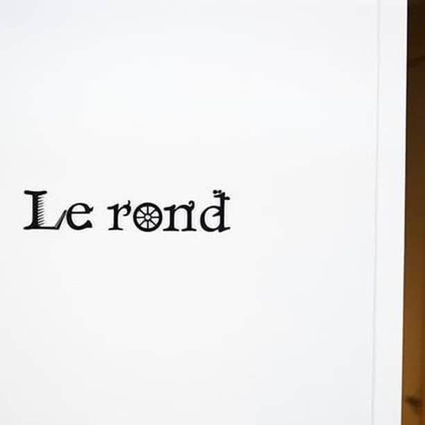 リジョブ さんのインスタグラム写真 - (リジョブ Instagram)「『Le rond』の愛されるサロン作りの秘訣と感動を生む仕事！ #1・#2 @lerond123  『Le rond』は2017年の4月に誕生した代官山のヘアサロン。圧倒的な技術力を誇り、おしゃれ感度の高い方々から絶大な支持を集めています。そんな『Le rond』がファンをつかんでいる背景には、本質から考えたサービスを提供する基本姿勢や長年培った技術をもとに開発したオリジナル商品がありました。  今回はCEOの山本雄紀さんにインタビュー。前編では、お客さまに愛されるサロンを作る方法について、後編では感動を生む施術の秘密に迫ります💇‍♀️✨ ※記事は @morerejob のプロフィール欄のリンク先からチェックできます。  #美容師 #美容師アシスタント #スタイリスト #美容師スタイリスト #美容学生 #美容学校生 #就職 #転職 #求人サイト #リジョブ #morerejob #美容院 #サロン内装 #こだわり #経営 #集客 #売上 #コンセプト #こだわり #環境 #接客 #メニュー #商品 #lerond #山本雄紀」2月9日 19時00分 - morerejob