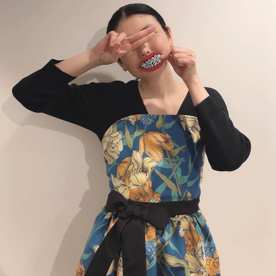 のインスタグラム：「「GOOD LIFE」ワッペン。 リメイクどこつけようかな？？ ブルーエプロンもお気に入りカラー(^.^) エプロンフォトイベントと 緊急事態宣言延長中期間限定セール中。 よかったら、ストライプデパートメントを ご覧下さい‼︎ #ハンアンスン#hanahnsoon#セール中#ストライプデパートメント #ハンアンスンエプロン」