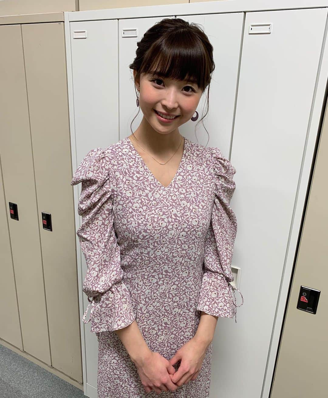 渡邊渚さんのインスタグラム写真 - (渡邊渚Instagram)「春らしい紫色の花柄のワンピース🌷 両腕に紐がついているのですが、服を着てからだと自分では結べず、清華さんに結んでいただきました😂ありがとうございます！  早く暖かくなれ〜！と思いつつ、2週間前から花粉症で鼻水が止まらなくなっているので、ちょっと春にならないで欲しい気もしています... 花粉との長い戦いがいよいよ始まります😂  #衣装#ワンピース#花柄#お花#紫#春よ来い#でも#花粉は嫌」2月9日 18時57分 - watanabenagisa_