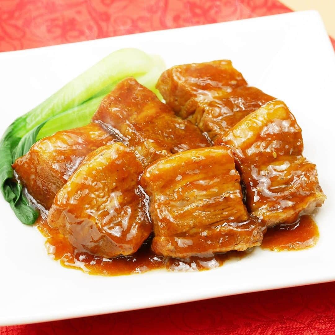 エバラ食品さんのインスタグラム写真 - (エバラ食品Instagram)「「 #黄金の味 」で中華風角煮♪ . 「黄金の味」は豚の角煮の味付けにも使えます！“八角”と呼ばれるスパイスを加えてプラスして煮込むと、トンポーローと呼ばれる中華風角煮が完成＾＾ . 豚肉の甘味とうま味、やわらかな食感が存分に味わえる一品。ぜひご賞味ください(^^) . ＜材料 4人分＞ 豚バラブロック肉 600g ［下ごしらえ］ ・長ねぎ(青い部分) 1本分 ・生姜(薄切り) 1かけ ・酒 大さじ3 ・エバラ黄金の味 大さじ2 ・サラダ油 適量 ［煮汁］ ・(下ごしらえの)ゆで汁 適量(約600ml) ・エバラ黄金の味 100g ・八角 1～2個 水溶き片栗粉 適量 チンゲン菜 適宜 . ＜作り方＞ 【1】鍋にたっぷりの水と豚肉・長ねぎ・生姜・酒を入れて火にかけ、沸騰したらアクを取り、弱火で約20分下ゆでします。(ゆで汁はザルで濾してとっておきます) 【2】フライパンに油を熱し、ゆでた豚肉を皮側(脂側)を下にして焼き、「黄金の味」を加えて焼き色をつけます。 【3】【2】を2cm幅に切って鍋に入れ、［煮汁］の材料を加えて火にかけ、落とし蓋をして弱火で約40分煮込みます。 【4】豚肉をと八角を取り出し、残った煮汁に水溶き片栗粉でとろみをつけます。 【5】豚肉を皿に盛り、【4】の煮汁をかけて、できあがりです。 ※お好みでゆでたチンゲン菜を添えてお召しあがりください。 . #エバラおいしいレシピ #エバラ食品 #おうちごはん #手作りごはん #レシピ #料理好きな人とつながりたい #今日のごはん #献立 #夜ごはん #東坡肉 #トンポーロー #角煮 #豚の角煮 #豚バラブロック肉 #ブロック肉 #長ねぎ #生姜 #八角 #チンゲン菜 #デリスタグラム #instafood #foodstagram #黃金烤肉醬 #おうちでできること #肉の日」2月9日 19時00分 - ebarafoods