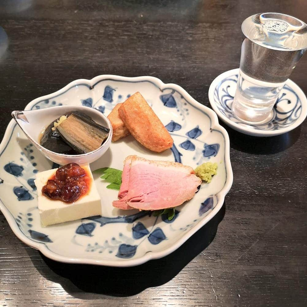 石川奈津紀さんのインスタグラム写真 - (石川奈津紀Instagram)「【昼飲みに！日本酒×蕎麦】 蕎麦飲みに最高なお店にであってしまいました😳 鎌倉 松原庵 欅さん！ ただのランチのつもりが、 pic2の前菜が出てきたら飲んじゃうよね😂 丹沢山を冷酒でいただきました🍶 鎌倉が本店なので、泉橋さんなど神奈川の地酒が豊富。 ワインやそば焼酎のラインナップも目移りしました✨ 今回は掘りごたつの席でしたが カウンター席もあって、 表参道のメインの通りが見下ろせるので、 デートにぴったりだと思いました😘 すだち鬼おろし蕎麦👹おいしかったけど また違うお蕎麦を食べにうかがいます💓 * #松原庵欅 #松原庵 #日本酒 #日本酒🍶#日本酒好き #日本酒好きな人と繋がりたい #日本酒女子 #NOMIYASE #飲んで痩せる #sakemake #japanesesake #sake #ポン酒タグラム #日本酒ナビゲーター #女子アナ唎酒師 #唎酒師 #ごちそうさまでした」2月9日 19時02分 - natsukiishikawa1011