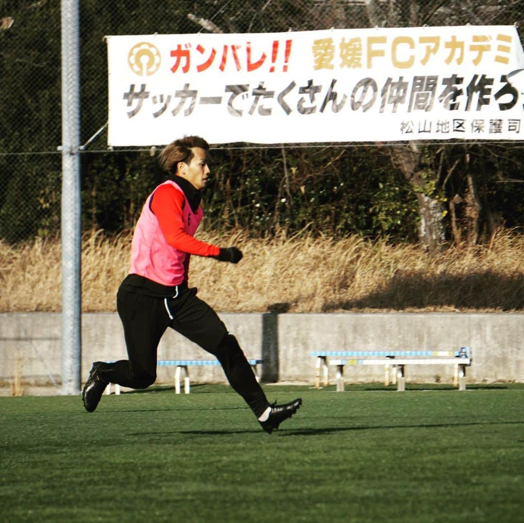 愛媛FCさんのインスタグラム写真 - (愛媛FCInstagram)「Today's training 🍊  ゲーム形式のトレーニング⚽️🕺 課題の克服へ☝️✨  #ehimefc  #愛媛FC #原点回帰 #藤本佳希 #浦田延尚 #前田凌佑 #山瀬功治 #田中裕人 #内田健太 #茂木力也 #西田剛 #榎本大輝 #顔は隠すが視線はカメラ」2月9日 19時03分 - ehimefc12