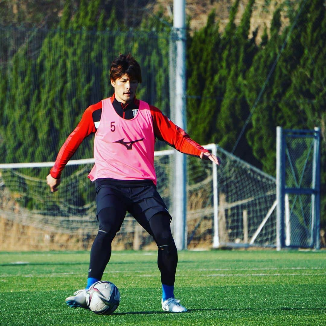 愛媛FCさんのインスタグラム写真 - (愛媛FCInstagram)「Today's training 🍊  ゲーム形式のトレーニング⚽️🕺 課題の克服へ☝️✨  #ehimefc  #愛媛FC #原点回帰 #藤本佳希 #浦田延尚 #前田凌佑 #山瀬功治 #田中裕人 #内田健太 #茂木力也 #西田剛 #榎本大輝 #顔は隠すが視線はカメラ」2月9日 19時03分 - ehimefc12