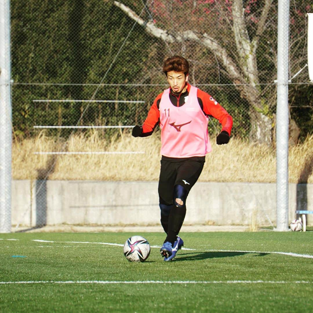 愛媛FCさんのインスタグラム写真 - (愛媛FCInstagram)「Today's training 🍊  ゲーム形式のトレーニング⚽️🕺 課題の克服へ☝️✨  #ehimefc  #愛媛FC #原点回帰 #藤本佳希 #浦田延尚 #前田凌佑 #山瀬功治 #田中裕人 #内田健太 #茂木力也 #西田剛 #榎本大輝 #顔は隠すが視線はカメラ」2月9日 19時03分 - ehimefc12