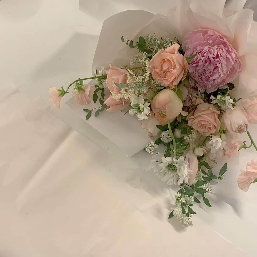 플로리스트 이주연 florist Lee Ju Yeonさんのインスタグラム写真 - (플로리스트 이주연 florist Lee Ju YeonInstagram)「. . 발렌타인데이 꽃다발 예약으로만 받고 있어요  당일 주문 힘드실수있으니 미리 예약 부탁드려요 🤍 . #바네스꽃다발 #발렌타인데이꽃다발 #발렌타인데이꽃  . 订花 WeChat ID vaness_flower 페이팔 결제 가능  클래스상시모집 당일꽃주문가능 . #수업문의 #주문예약 #lesson #Order  Katalk ID vaness52 WeChat ID vaness_flower E-mail vanessflower@naver.com . 서초구 양재천로 123 5층 📞02-545-6813 . #vanessflower #florist #flowershop #handtied #flowerlesson #花束 #바네스플라워 #플로리스트 #꽃다발 #부케 #플로리스트학원 #플라워레슨 #양재동꽃집 #양재역꽃집 #꽃다발주문 #꽃수업 #꽃주문  #대관 #공간대여 #스튜디오대관 #자연광스튜디오 #자연광스튜디오대관 #스튜디오」2月9日 19時03分 - vanessflower