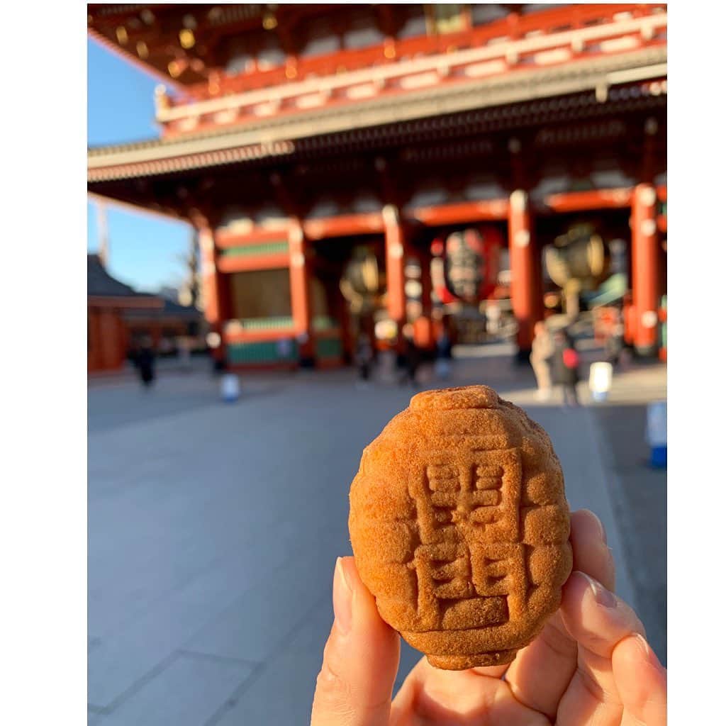 七瀬遥のインスタグラム：「久しぶりに浅草まで来たので 浅草寺⛩をぶらり🚶‍♀️✨🏮 人も少なくて 清々しい空気でした😌🍀✨✨  #久しぶり#浅草#浅草寺#雷門#人形焼#美しい#rainbow#delicious#happy #fun#good#friend#happy#love#happiness#good#smile#tokyo#japan」