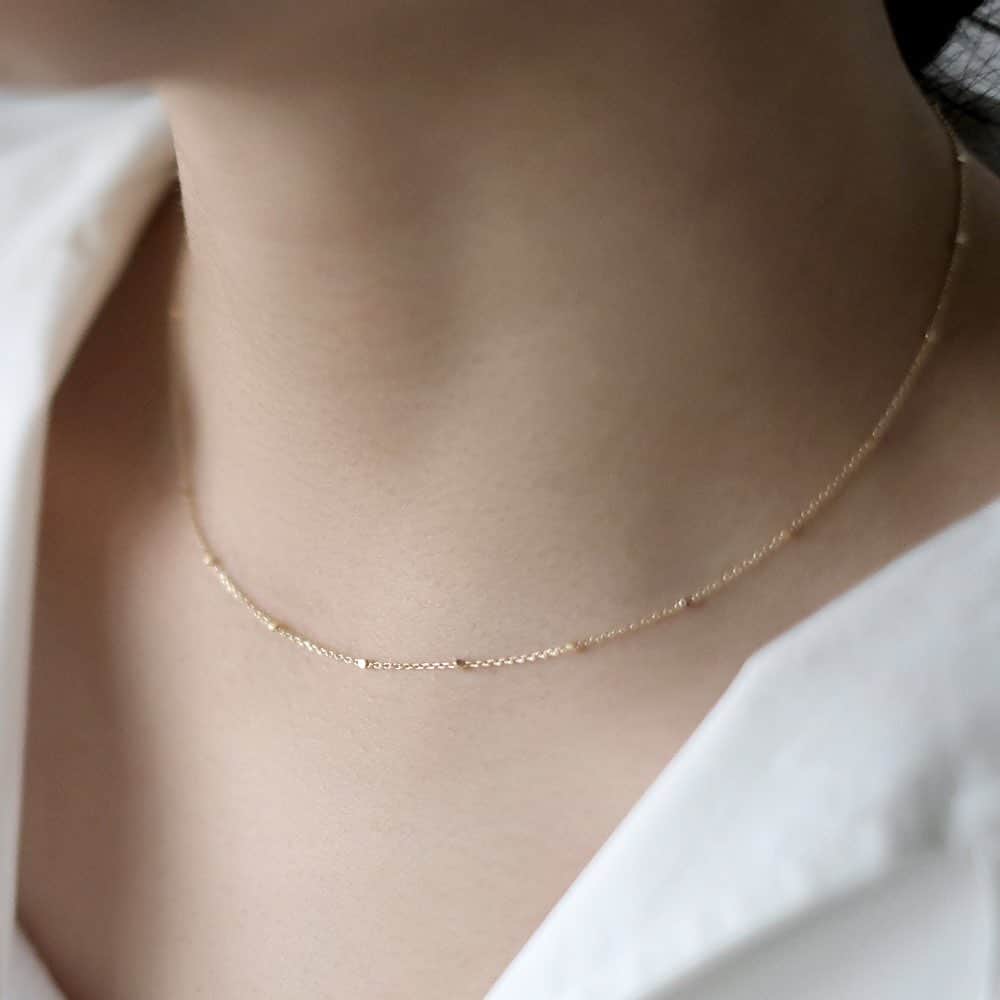 SIENAさんのインスタグラム写真 - (SIENAInstagram)「華奢なチェーンに等間隔に配置されたゴールドのカッティングビーズ。このカッティングビーズが光を反射してきらきらと首元を美しく魅せてくれます。  繊細かつシンプルでしなやかな着け心地なので日常遣いしやすいのも魅力です。  #sienarose #シエナロゼ #jewelry #necklace#gold #プレゼント #リング #お守りジュエリー #ご褒美ジュエリー #ジュエリー #ゴールドアクセサリー #シンプル #シンプルライフ #シンプルコーデ#チェーンネックレス#ネックレス」2月9日 19時05分 - sienarose_official