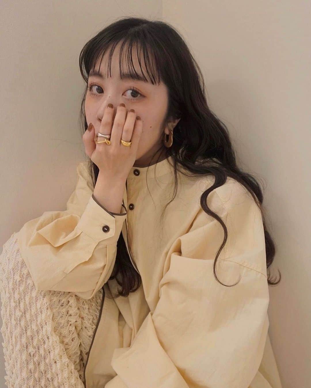 kannnaのインスタグラム：「リーフレット撮影での1枚🤍 トップ画にしたらdm沢山いただいて嬉しかった、、、🤍  この服たちもss🌸」
