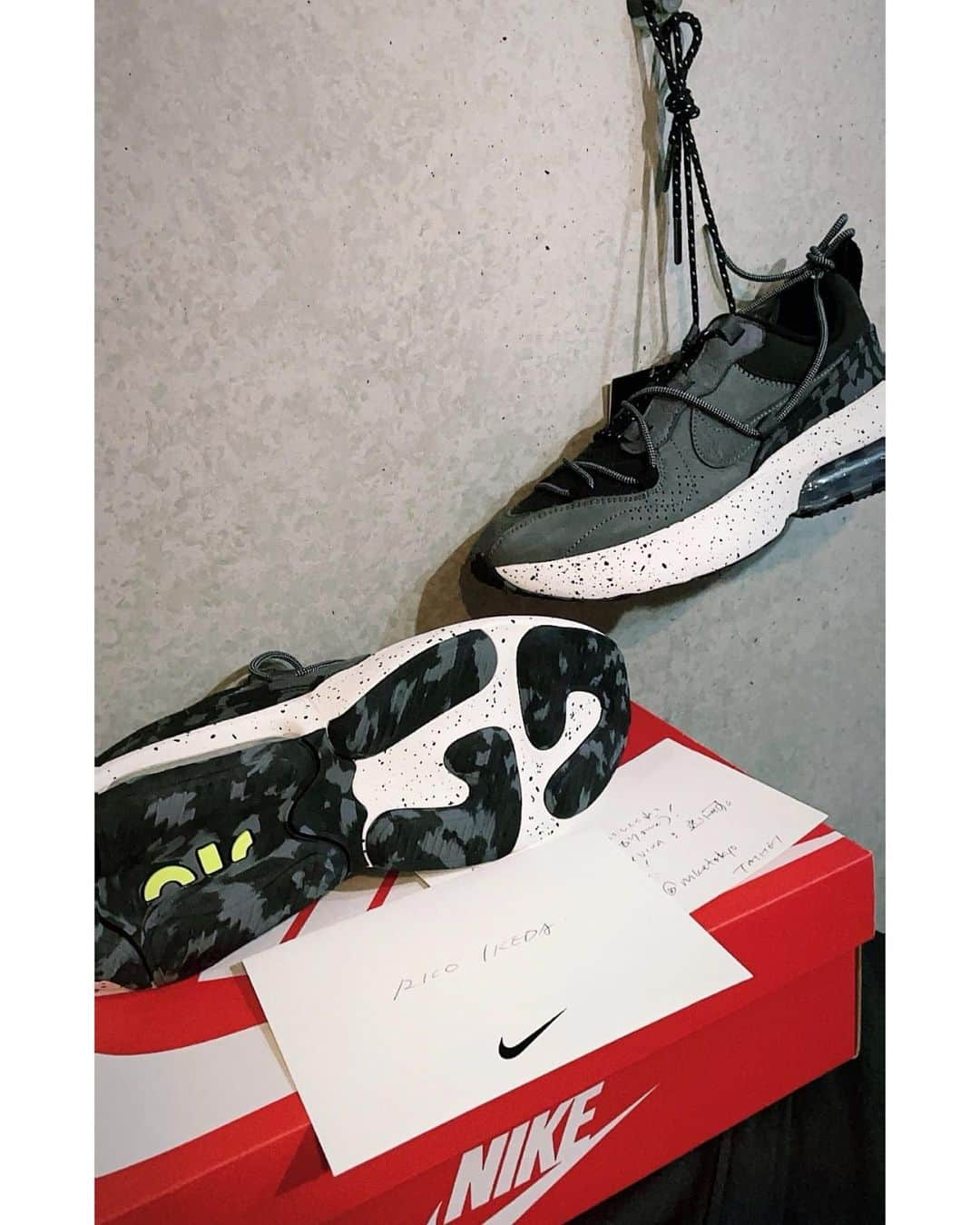 池田莉子のインスタグラム：「エアマックス春の新作🤍🤍 Nike Air Max Viva が届いたよ〜！！！  異素材が可愛い🥺🥺 シューレースが２本ある不思議なデザイン🤍🖤🤍 また履き心地もシェアします。😘 新しい靴っていつも飾って、しばらく眺めていたくなる〜笑  #nike #airmax #nikeairmaxviva #sneaker  #ナイキ #エアマックスビバ #スニーカー」