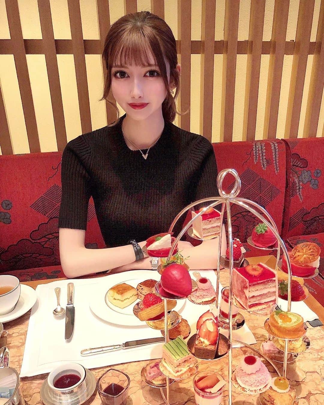 MIKIRUNのインスタグラム：「苺の季節🍓🍓🍓﻿ ﻿ ちょっと前にハイフしたんだけど﻿ 即効性すごくて感動💖﻿ 初めてハイフすごい！！！ってなった🥺✨﻿ 機械によって効果も変わるんだなぁ💭﻿ ﻿ @haab_dream のウルトラセルQ+やったんだけど、直後でもシュッとしたのわかるくらい効果あったので、私みたいにハイフの種類たくさんあってどこのか迷ってる人、オススメですよん🧏🏻‍♀️♡」