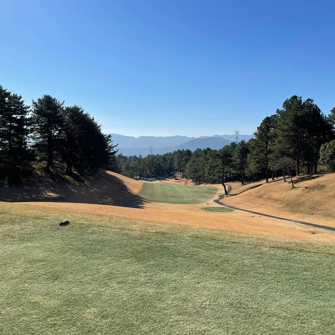 佐々木舞夕さんのインスタグラム写真 - (佐々木舞夕Instagram)「___⛳️🏌️‍♀️  別府の森ゴルフクラブ  🔴からで140！  前回より10打くらい減った💕  すーーんごく天気良くて景色も良くて 気持ちよかったー！  カウンター使ってみたら とっても楽だった😌  だんだん暖かくなってきたからゴルフ気持ちいい〜😊  朝早くからいいペースでラウンドできたからスループレーして、終わってからは大分名物のとり天定食をいただきました😋  #ゴルフ女子  #ゴルフ初心者 #スイング動画  #ゴルフウェア #ゴルフ #ゴルフクラブ #ゴルフ上手くなりたい #jackbunny #ゴルフ好きな人と繋がりたい  #ゴルフ練習  #golf #⛳️ #トレーニング #ダイエット #運動不足解消  #ベストスコア #ゴルフ仲間募集中  #関東ゴルフ #大分ゴルフ #別府の森ゴルフクラブ #大分県 #別府市 #由布市 #おんせん県 #♨️ #とり天」2月9日 19時13分 - truffe_m_123