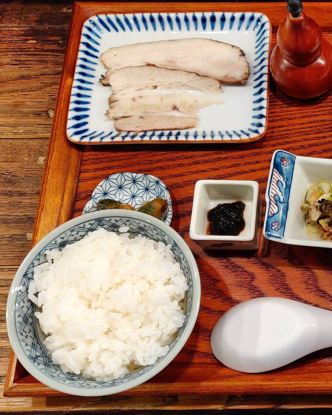つけMen野郎のインスタグラム：「鯖定食 炭火焼濃厚中華そば 倫道 定食食べに来ました！ インスタのpost見てたら気になるお店発見。お、新橋だ、行けるいける。空いてる、ラッキー！鯖、鰯、鯵、鮭の魚ラインナップで、好きな鯖で注文。ラーメンなのに定食のセットがあって面白い。 ラーメンはかけスタイル。チャーシューやネギや海苔は別皿式。いいね、結構好き。 そして、麺ですが。これまでに食べた濃厚魚介系や煮干しとも違った濃厚な魚主張でかなり好き。炭火焼が加わっているのがいいのかな。鯖を全力に感じられて、こりゃ他の魚も制覇したい。面白い提供スタイルだし、上手く続いて欲しいな。また来よう。」