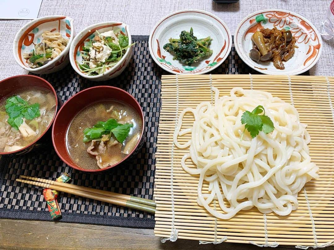 山田幸代のインスタグラム：「【山田食堂情報】 ランから帰ってきて、夕飯作ろうと思って冷蔵庫見たら、おネギと豚肉🙌🏻 そして、この間佐田ボスに頂いた讃岐うどんがありました🤔 ふむふむ！肉汁うどんしかない！と思って醤油と塩のつけ汁作ってみました〜  埼玉の田舎っぺうどんの塩ネギつけ汁の味を思い出しながら。  こんなに食べれるかな？ と思ったけど… うんますぎてペロリ😆🙏🏻 ちょっと田舎っぺとはちゃうかったけど…  こりゃ明日身頑張って動かねば。  #肉汁うどん #田舎っぺは天才 #山田食堂  #讃岐うどん」