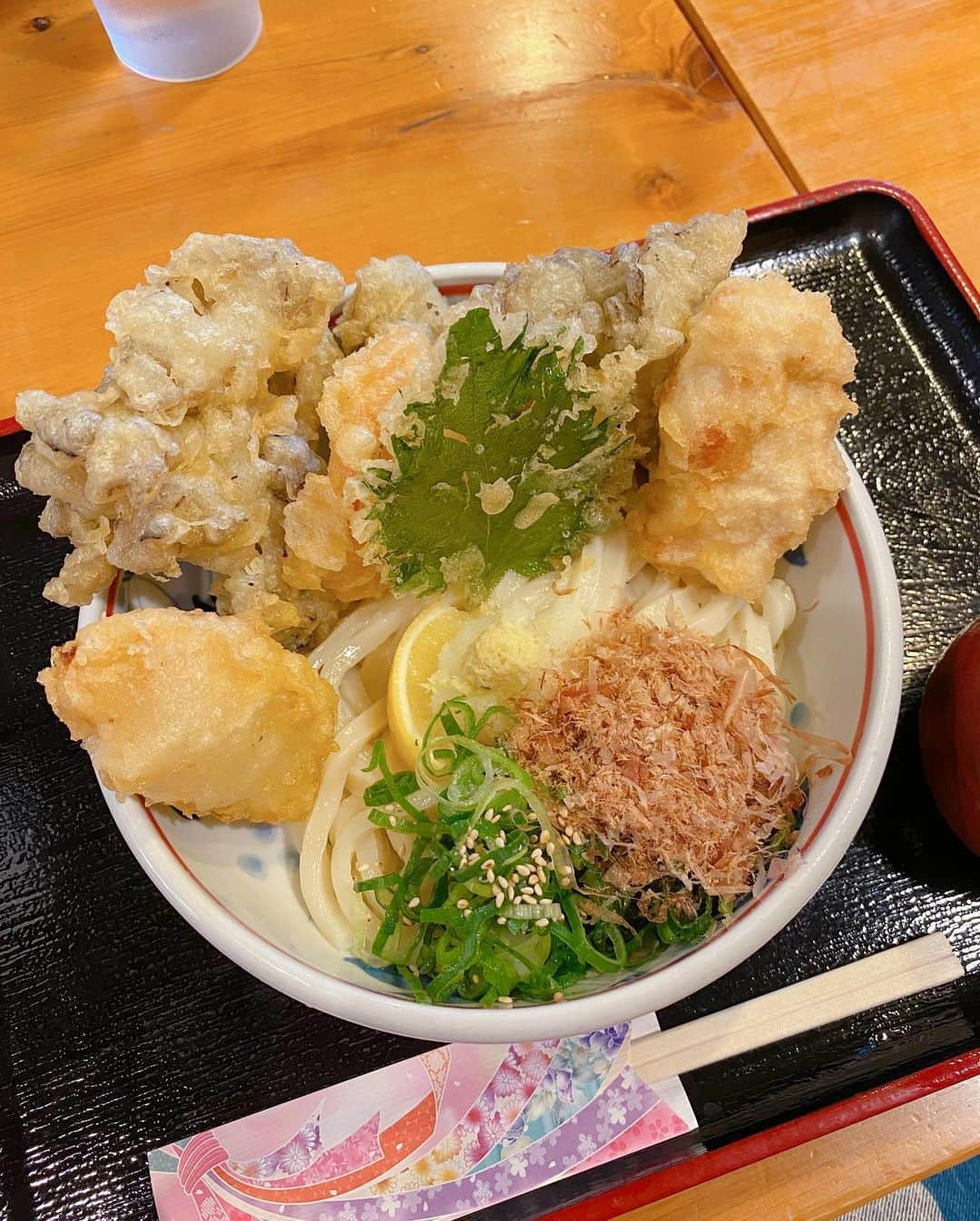 滝香織さんのインスタグラム写真 - (滝香織Instagram)「. 食べてます！ がっつり食べてます！！  #力みなぎる完全無欠うどん空太郎  @udonkuutaro   なんて長い店名！！ 確かにチカラみなぎります😁  #100日まいたけ天ぶっかけ に#とり天 2個トッピング✨  群馬産の100日舞茸をお取り寄せして天ぷらにしているとのこと。 でっかい！ さっくり！ とり天もジューシー😋 お腹いっぱいになりました。  #空太郎 #うどん #松山うどん #愛媛ランチ #松山ランチ #舞茸 #舞茸天  #天ぷら #天ぷらうどん #四国 #グルメ #愛媛 #udon #ehime #japan」2月9日 19時27分 - kaorin_taki