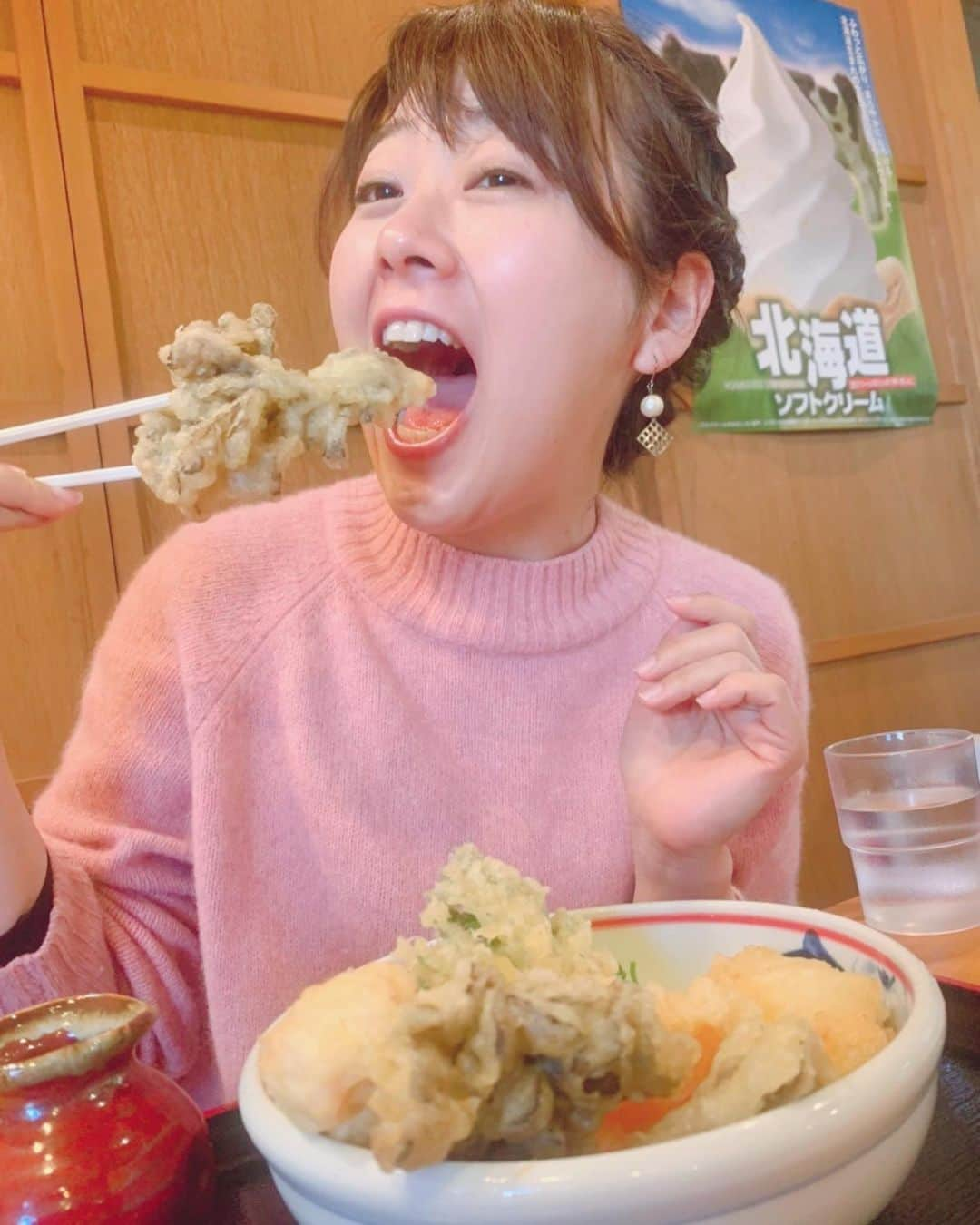 滝香織さんのインスタグラム写真 - (滝香織Instagram)「. 食べてます！ がっつり食べてます！！  #力みなぎる完全無欠うどん空太郎  @udonkuutaro   なんて長い店名！！ 確かにチカラみなぎります😁  #100日まいたけ天ぶっかけ に#とり天 2個トッピング✨  群馬産の100日舞茸をお取り寄せして天ぷらにしているとのこと。 でっかい！ さっくり！ とり天もジューシー😋 お腹いっぱいになりました。  #空太郎 #うどん #松山うどん #愛媛ランチ #松山ランチ #舞茸 #舞茸天  #天ぷら #天ぷらうどん #四国 #グルメ #愛媛 #udon #ehime #japan」2月9日 19時27分 - kaorin_taki