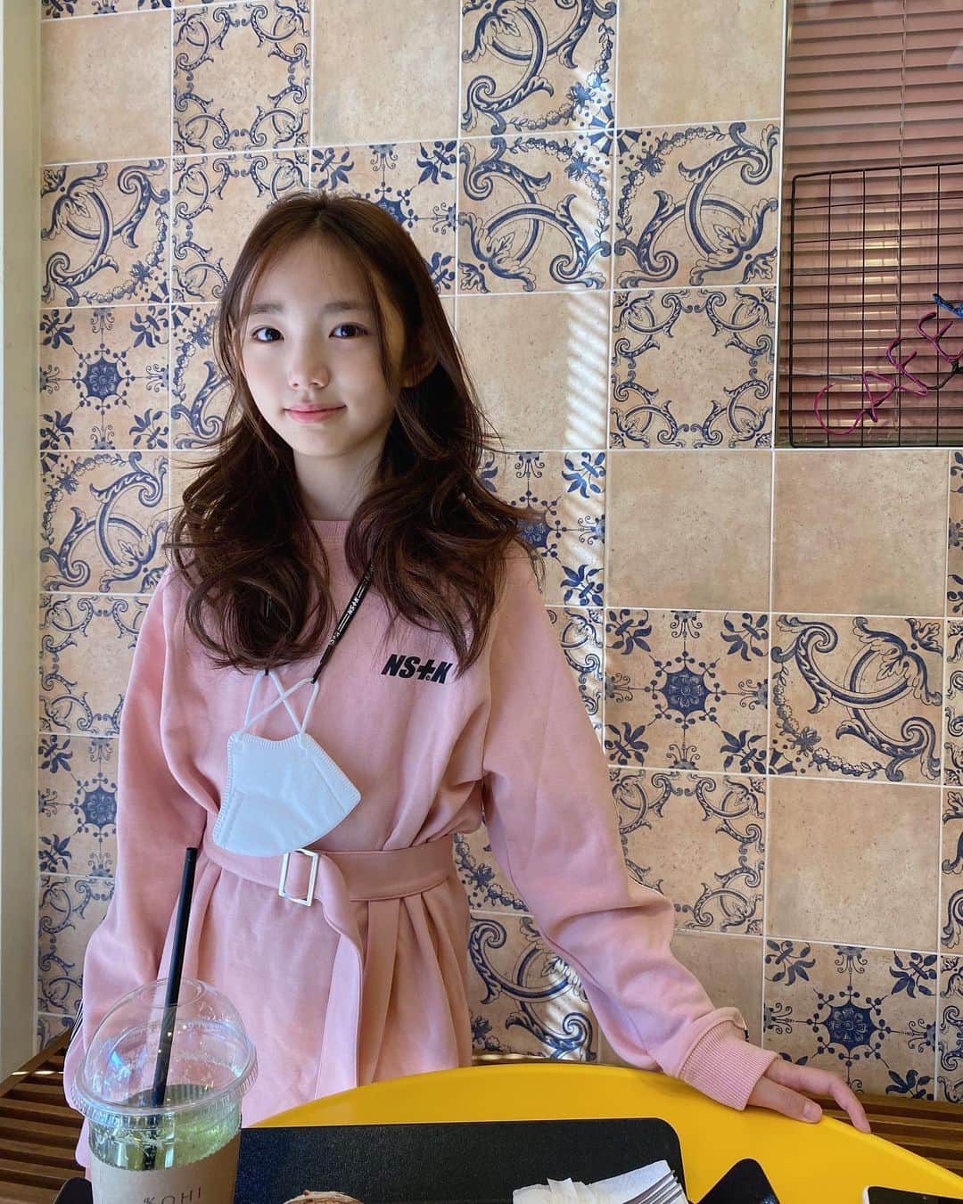 ウンチェのインスタグラム：「#광고  정말 정말 오랜만에 카페 데이뚜 !!  핑쿠핑쿠 예쁘고만💗 은채는 키 140cm에 150size 착용했어요😝  🔖기다리고 기다려온 대표스트릿브랜드 네스티킥 키즈 2021 신상품 런칭 2/22(월)에 키디키디에서 한대요~   #네스티킥키즈 #2월22일월요일 #키디키디 #단독런칭  #키즈모델 #주니어모델 #아역배우 #이은채 #Eunchae」