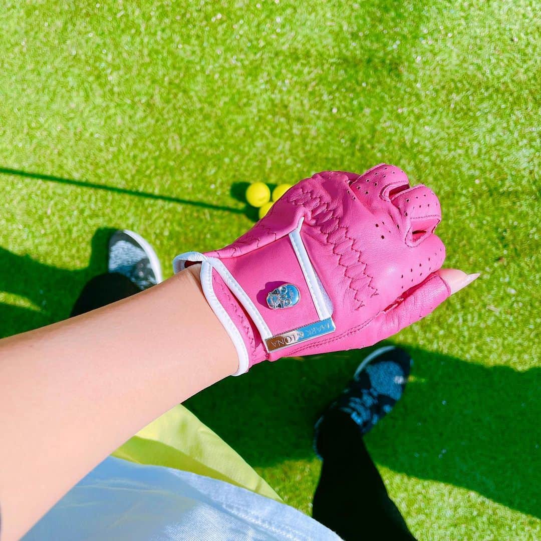 マキろんのインスタグラム：「あったかい休日で この前は久々 ⛳️の練習する気持ちになれた😂 寒いのはどうやら苦手らしくて💦 🐢みたいに動けなくなる💖✨ ・ あったかくなったら ラウンドいこぉね🏌️‍♀️✨🌈 #山内智恵#マキろん#japanesegirl  #ファッション#fashion #可愛い#ありがとう#大好き #followｍe #ootd  #コーデ #ゴルフ#golf#ゴルフ女子 #ゴルフウェア #ゴルフ好きな人と繋がりたい #寒いの苦手#markandlona #⛳️ #odyssey #callaway」
