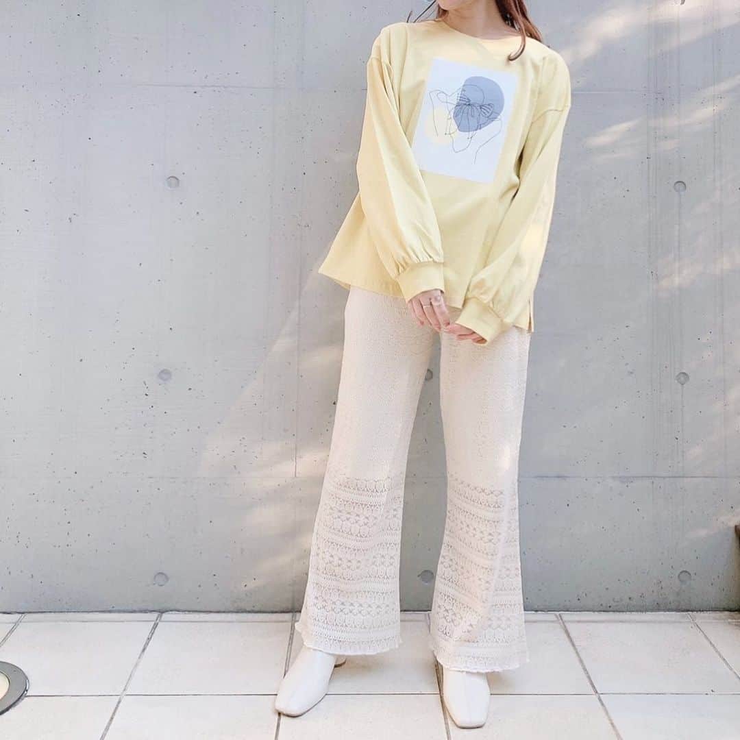 Vannie Officialのインスタグラム：「☑︎02/10 12:00販売開始﻿ 【透かしレースパンツ】¥3,200+tax ﻿  ﻿  ﻿ 大人っぽレースで一味違う春ガールディースタイルに…♡ ﻿  ﻿  ﻿ 《styling》 ﻿ 春ガールディースタイルに欠かせないレースも、パンツ×透け感で少しヘルシーに…♡ ﻿ ロンTやパーカーでカジュアルに、ブラウスやゆるニットを合わせてより甘やかなスタイリングも◎ ﻿ さらっと履けるのに、自然と気分のアガる1枚です♪ ﻿ パンツに挑戦したいVANNIEっ子にもおすすめ◎ ﻿  ﻿  ﻿ 《detail》 ﻿ すっきりとしたシルエットとラインを拾いづらい安心設計！ ﻿ アイボリーとミントの春らしさ満点の2色展開です♡ ﻿ また、ウエストは全てゴムで着脱も楽々♪ ﻿ 裾が少しフレア＆股上も深めになっているので脚長効果もあります◎ ﻿  ﻿  ﻿ 《fabric》 ﻿ 膝まで裏地が付いており安心感のある仕様です◎ ﻿ ※アイボリーは色味の強いインナーを着用すると透け感が出てしまう可能性がございます。 ﻿  ﻿ ※詳しいお手入れ方法は商品タグをご参照ください。 ﻿  ﻿  ﻿ #vannie_u#ヴァニーユー #ZOZOでしか買えない⠀⠀  ﻿  ﻿ お問い合わせはDMまでご連絡ください☺︎」