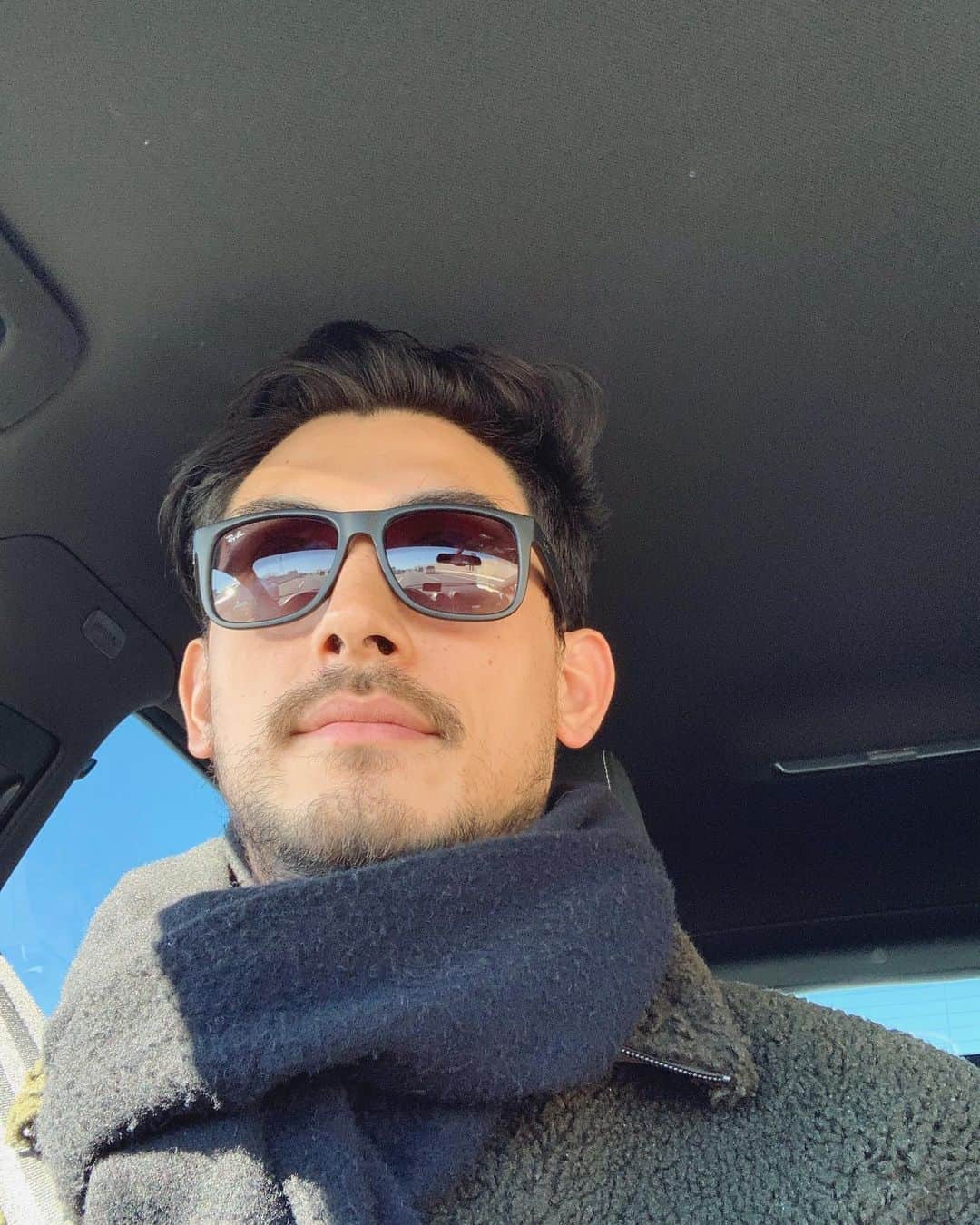 のインスタグラム：「先日37になりました。妻がサングラスとマフラーをプレゼント、長男がやっとトイレで💩、良い誕生日だ🎉今年は海が見える街に引っ越します🌞🌞  Turned 37 the other day! My wife got me these shades along with this scarf and my oldest son finally pooped in the crapper! Good bday!🌞🌞」