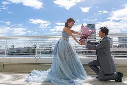 楽婚【公式】Instagramさんのインスタグラム写真 - (楽婚【公式】InstagramInstagram)「. ♡海と空に祝福される贅沢なロケーション  神戸の海に囲まれた特別な空間でのウェディングフォト。 青空の下でおふたりの幸せな笑顔がとっても輝いてますね♡*＊  2枚目♥楽婚の先輩カップル：Hiroshi & Akiyo 会場：#神戸メリケンパークオリエンタルホテル  @rakukon をフォローして 『#楽婚』をつけて、 お写真の投稿大歓迎♡ 公式IGでリグラムされるかも！？  @rakukon をフォローして 『#楽婚』をつけて、 お写真の投稿大歓迎♡ 公式IGでリグラムされるかも！？  Webでご予約はTOPのURLより♡ ⇒@rakukon . #楽婚 #rakukon #ベストアニバーサリー #ベストブライダル #wedding #ウェディング#結婚式#結婚 #フォトウェディング#ウェディングフォト #前撮り#記念日 #日本中のプレ花嫁さんと繋がりたい#2020年冬婚#2021年冬婚 #2021年春婚 #2021年夏婚#2021年秋婚 #式場探し#オリジナルウェディング#ロケーションフォト #チャペル#チャペル式#チャペルセレモニーフォト #おもてなし#こだわりウェディング#カラードレス#挙式#披露宴」2月9日 19時25分 - rakukon