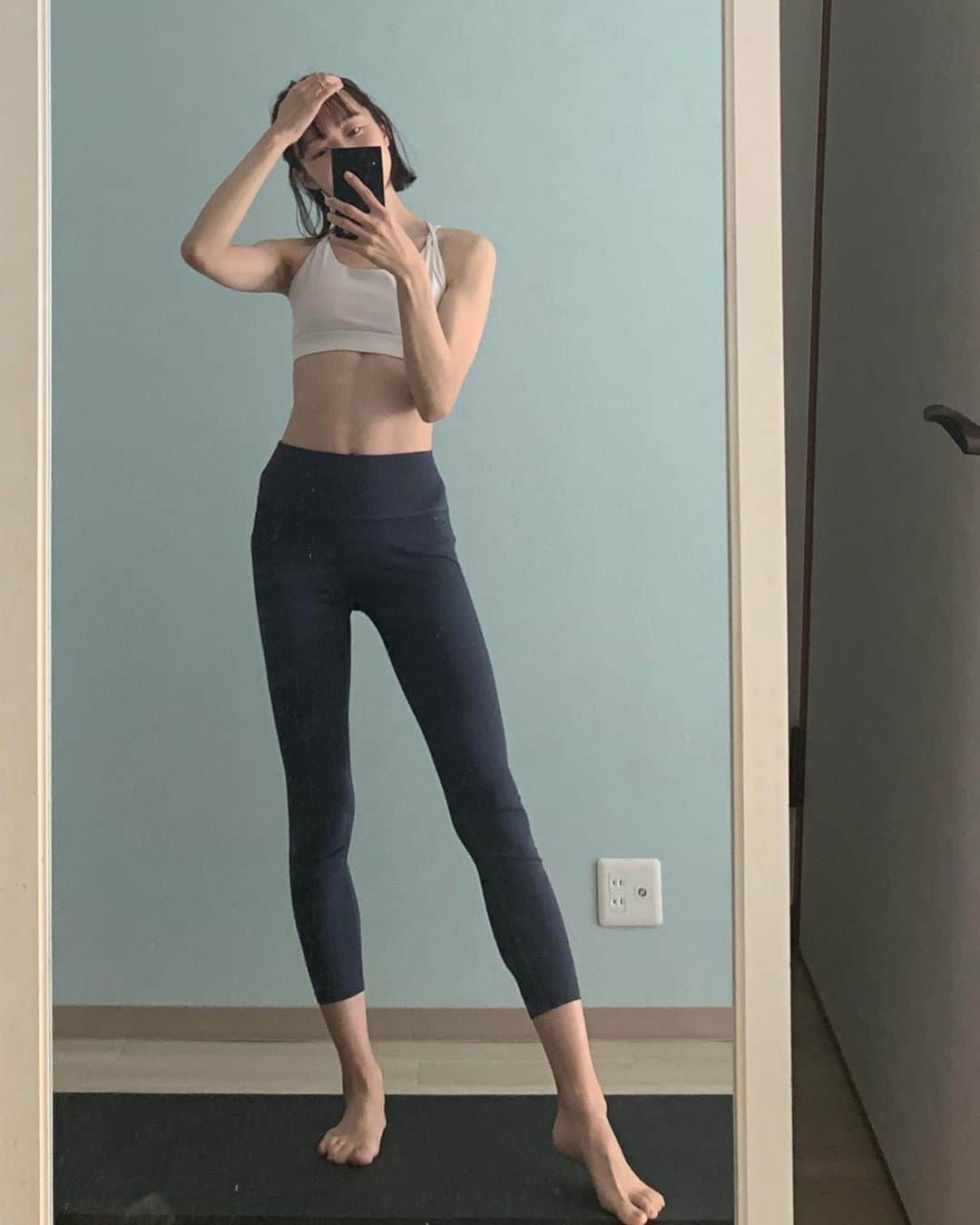 のインスタグラム：「#家トレ  最近はピラティスonly✨  アウターの腹筋よりもインナーの動きが多いので筋は減り、少しは女性らしくなったかな☺️ 姿勢をよくしようとして反り腰＋胸を張っていた癖もあり…肋が出てしまっていますが(2枚目)、これを内側に入れようと腹横筋をトレーニング中です👌  ピラティスは自己整体ができて楽しい😆 ・ ・ ・  #トレーニングウェア#体型記録 #美姿勢 #美姿勢トレーニング #ピラティスレッスン #ピラティス #くびれ作り #運動好き #ブラトップ#スポーツコーデ #腹筋トレーニング#腹筋女子 #家トレーニング #足痩せ #美脚トレーニング #pilates #trainingmode#absworkout #복근운동 #트레이닝」