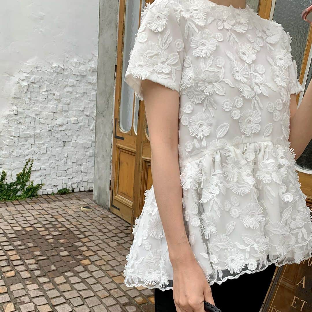 Tsuru by Mariko Oikawaのインスタグラム：「【再入荷決定！】 Primavera/4月頃入荷予定♪  大好評を頂き完売のブラウスの再入荷が決定致しました✨ 明日2/10お昼12:00〜ご予約をお承り致しますので、是非オンラインストアをご覧ください♪（ご予約は2/15のお昼12:00までとなります）  Primavera/WHITE,BLACK 納期:4月頃 ¥36,000+tax  クローゼットにあるだけで心が弾むアイテムです♪ぜひこの機会にご覧いけるとご意見嬉しいです✨  #tsuru #tsurubymarikooikawa #再入荷決定」