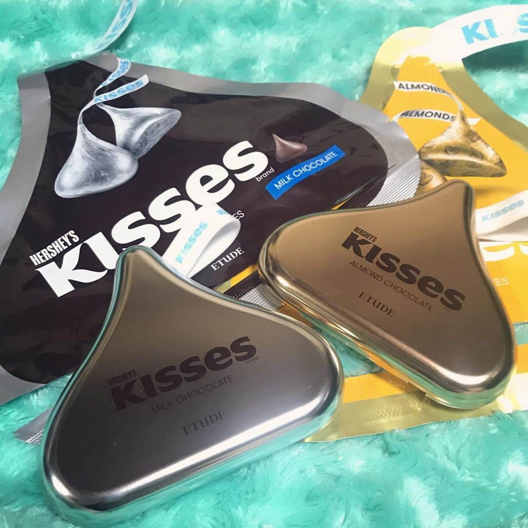 小嶋晶子のインスタグラム：「I 💙 cosmetics! That’s as if it's like chocolate.🍫 So cuuute!! #etudehouse #hershey’s #kisses #milkchocolate #almondchocolate #eyeshadow #chocolate」