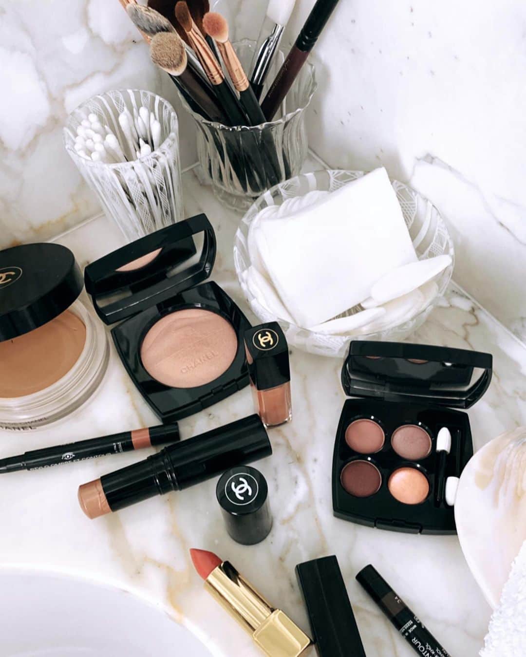 ペオニー・リムのインスタグラム：「Missing having all my beauty bits. 🖤🖤🖤 #welovecoco #chanelbeauty #chanelmakeup #peonylimbeauty #peonylimxchanel @chanel.beauty *includes gifts」