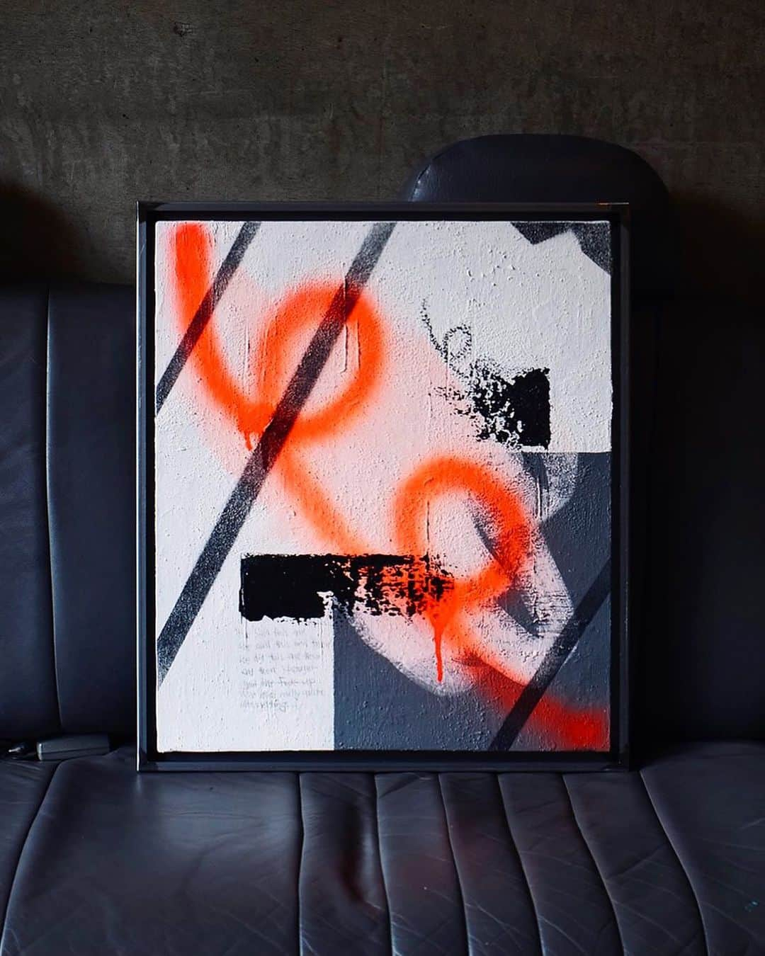 MiChiのインスタグラム：「New🖤 [Comission] acrylic paint, sand, spray paint and pencil on canvas.  Beautiful order-made metal floater frame by @hotdogtokyo ✨   📷// @kaoruphotos」