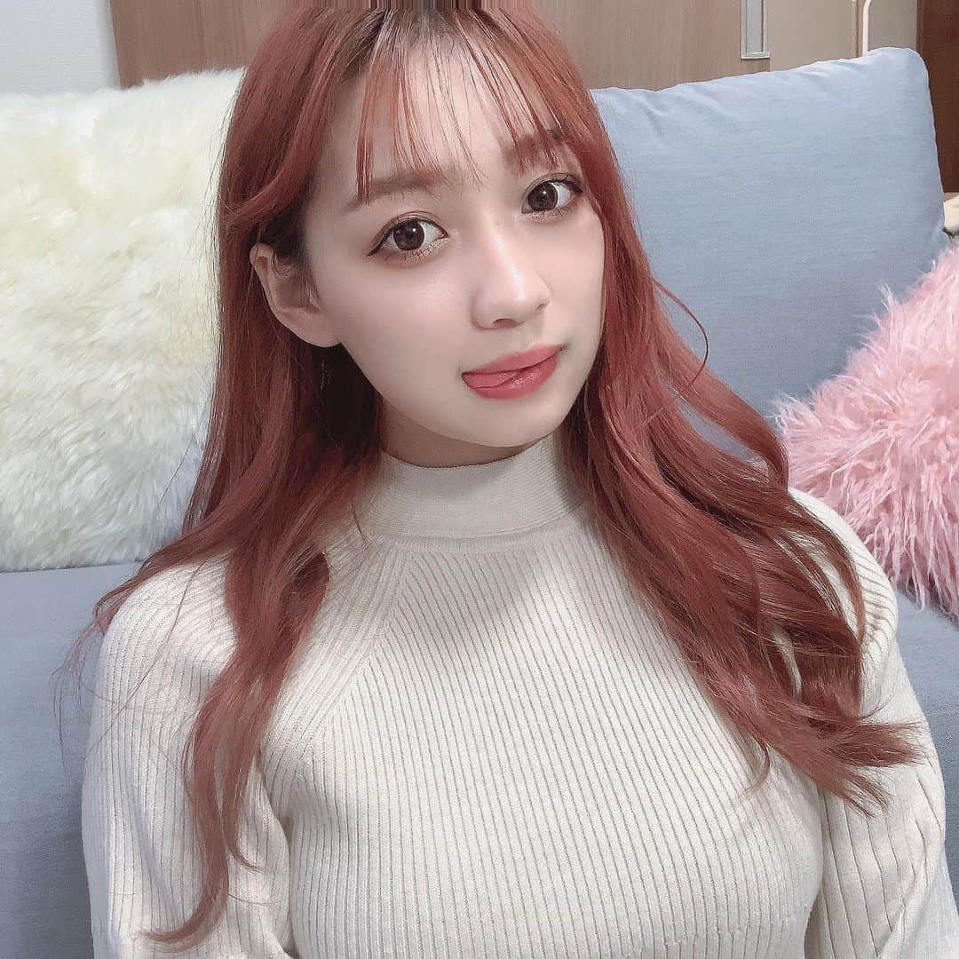 白川れなのインスタグラム：「今日は大人っぽい日だぞ〜！！﻿ どうかな？？ ﻿ ﻿ そういえばマツパしてきて、﻿ 毎朝楽ちんになった🥺﻿ @une_fleur_eyelash  ﻿ @une_fleur_minori  ありがとうございました！♡﻿ ﻿ ﻿ ﻿ ﻿ ﻿ ﻿ ﻿ ﻿ #ピンクカラー #ピンクベージュ#pink #hairstyle #haircolor # #daily #daily_photo_jpn #socialdistancing #makeup #美容学生 #メイク #lilac #バンド#portrait #좋아요 #소통 #팔로우 #팔로미 #오오티디 #데일리룩 #패션 #뷰티스타그램 #메이크업 #셀카 #赞 #粉我 #我的最愛 #韓国ヘア」
