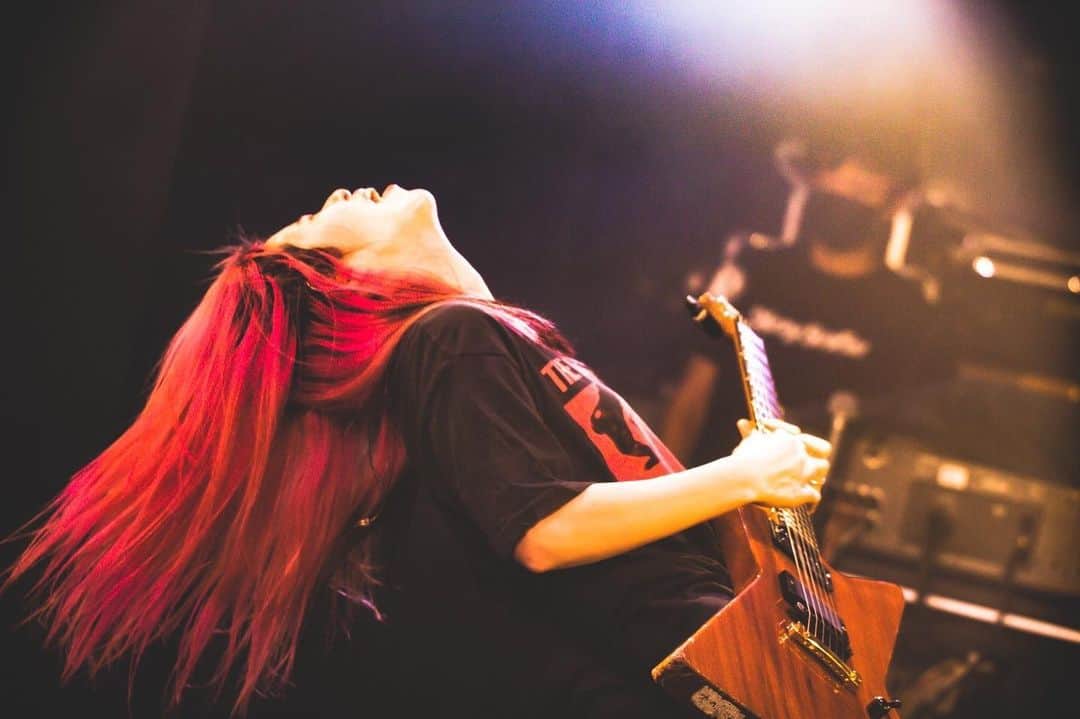 あやぺたのインスタグラム：「ESISODE Ⅱツアーファイナル大阪まで、あと5日！ 反り腰ブーム  photo by @naoto_iwabuchi_」