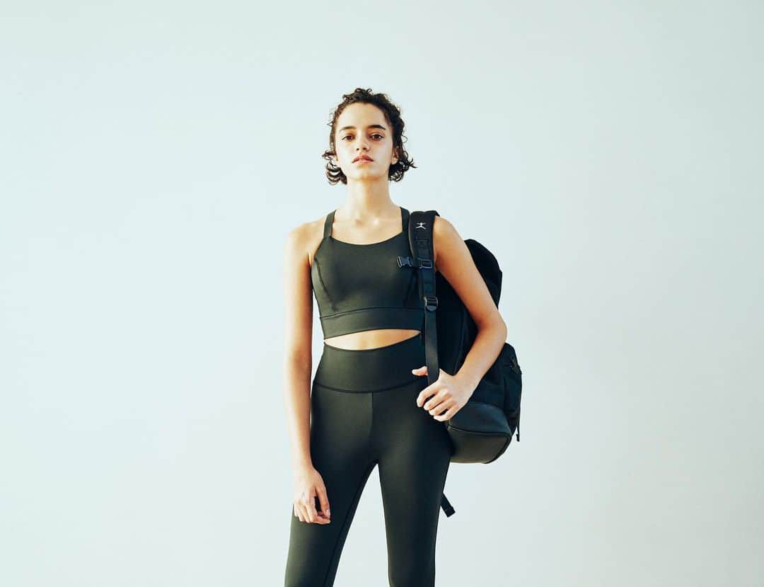 DANSKIN Japanのインスタグラム：「【ANYMOTION STYLE】  様々なシーンで人気のANYMOTIONシリーズに、 新しいミドルトップとレギンスが仲間入り。 ストレッチ性とやわらかさが増してさらに快適になりました。  名前の通り、 ヨガ、ワークアウト、ランニング、さらにはデイリー使用まで可能な汎用性の高いアイテムです。  4WAY方向への高いストレッチ性と、程よい厚みで安心感のあるミドルトップは、 吸汗速乾、抗菌防臭機能を備え、通気性の良い後メッシュ仕様。 運動で汗をかいても快適な着心地を叶えます。 肩ヒモは幅広で安定感があり、後ろでクロスさせることで肩甲骨が動かし易くなっています。 縫い付けブラカップ付きなのでずれる心配も無く安心です。 春に向けて、UVケア（UPF15-30、紫外線カット率85％以上）機能付きもうれしいポイントです。  レギンスも同様に縦横両方のストレッチ性が高く、程よい厚みで安心感があります。 ハイウエストなのでお腹もしっかりカバーでき、ブラトップや丈の短いトップスに合わせやすいデザイン。 さらにパターン（型紙）設計を追求し、着用したときにしわが出にくくすっきり美しいシルエットになるようこだわりました。 吸汗速乾、抗菌防臭、UVケア（UPF15-30、紫外線カット率85％以上）機能付き。  今までとは肌触りも履き心地もより良くなっていますので、 ぜひ店頭でその違いを実感してください。  ミドルトップ ANYMOTION MIDDLE TOP No.DA121130　￥9,900  レギンス ANYMOTION LEGGINGS No.DA221100　￥12,100  #danskin #danskinjapan #ダンスキン #しなやかに生きる」